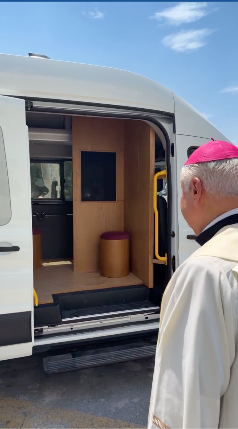 Mons. Rogelio Cabrera López viendo la zona de confesionario en la Capilla de Adoración Itinerante. Crédito: Pastoral Siglo XXI