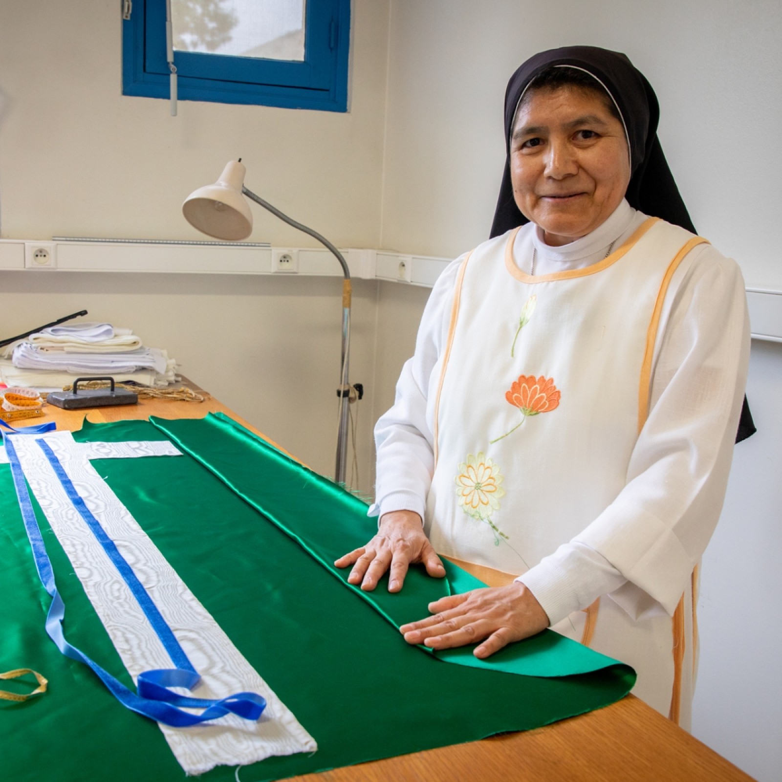 La hermana Martha confecciona las ropas litúrgicas que usará León XIV en su visita al santuario de Lourdes. | Crédito: Santuario de Lourdes.