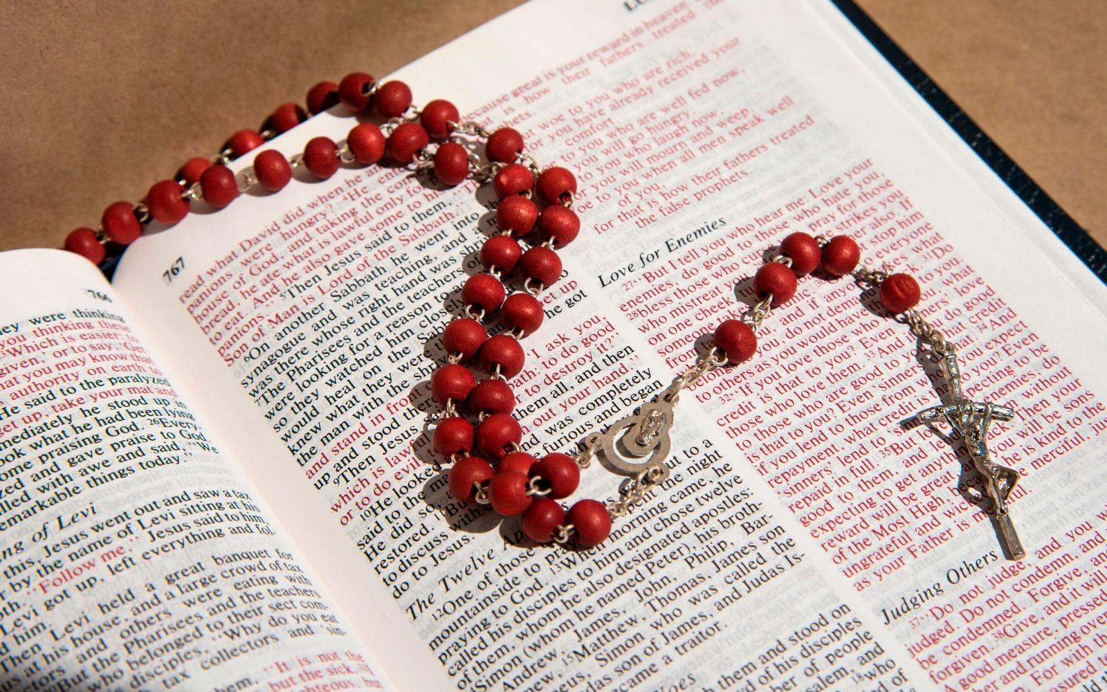 Bíblia e rosário. | Crédito: Andrij Vatsyk/Shutterstock. ?? 