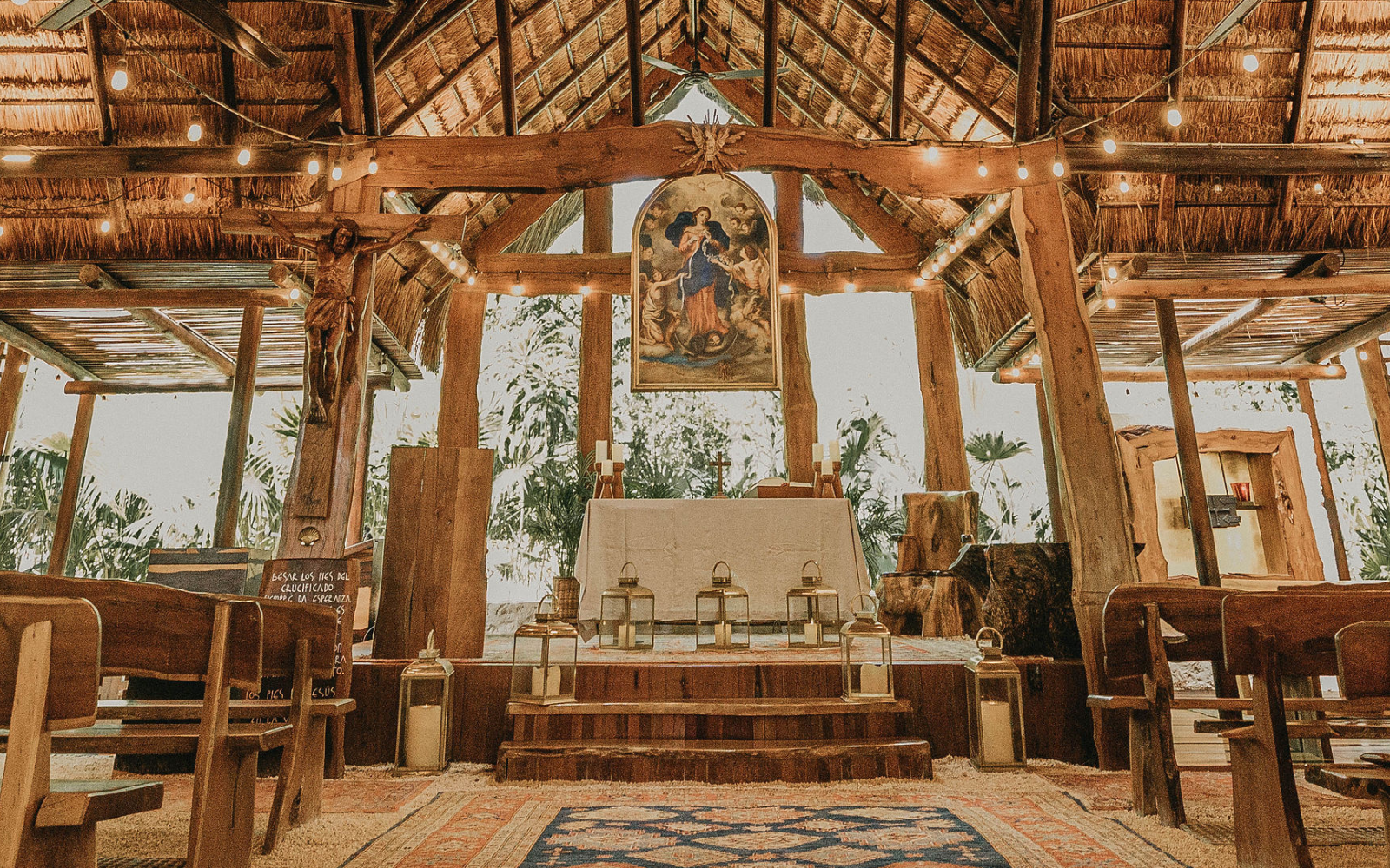 Atrio del Santuario Maria Desatadora de Nudos en Cancún, México. Crédito: Denisse Cámara / @dencamaraphoto