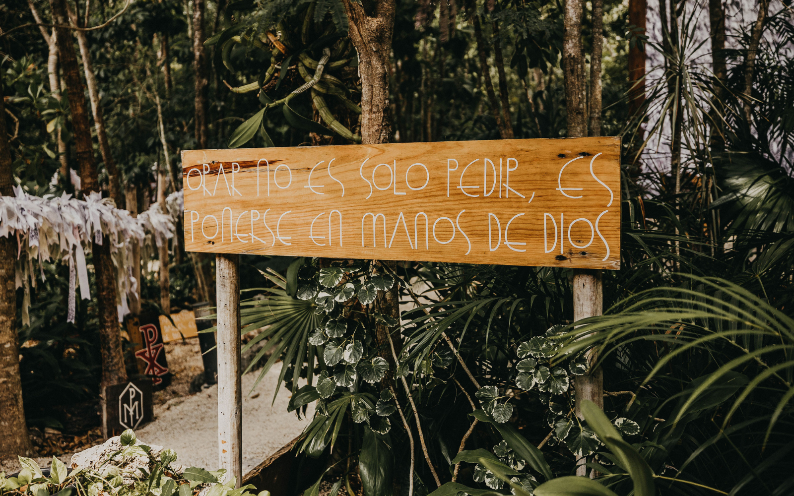 Letrero que forma parte del Santuario Maria Desatadora de Nudos en Cancún, México. Crédito: Denisse Cámara / @dencamaraphoto
