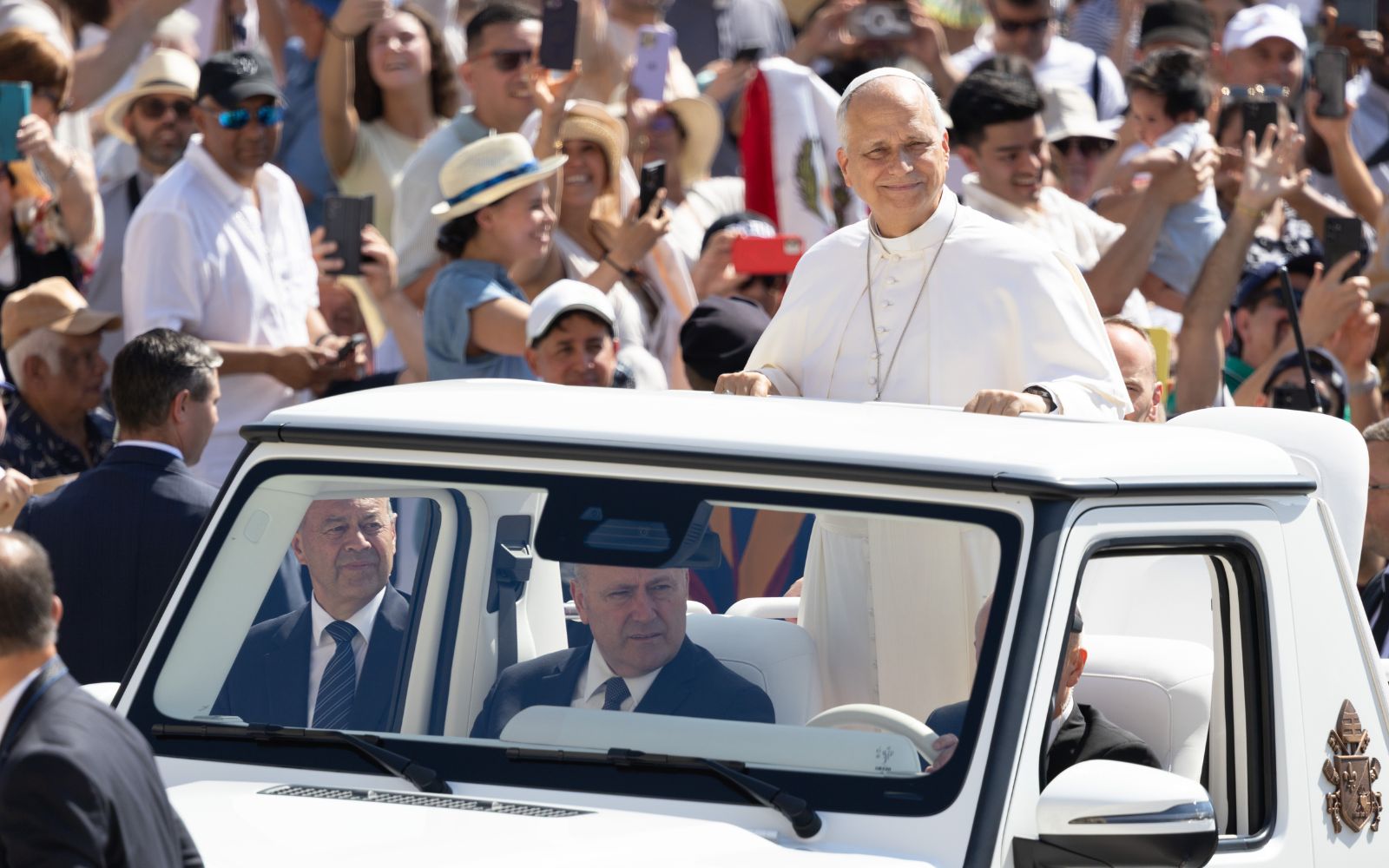 El Papa, en el papamóvil mientras saluda a los fieles durante la Audiencia General. Crédito: Daniel Ibañez/ EWTN News