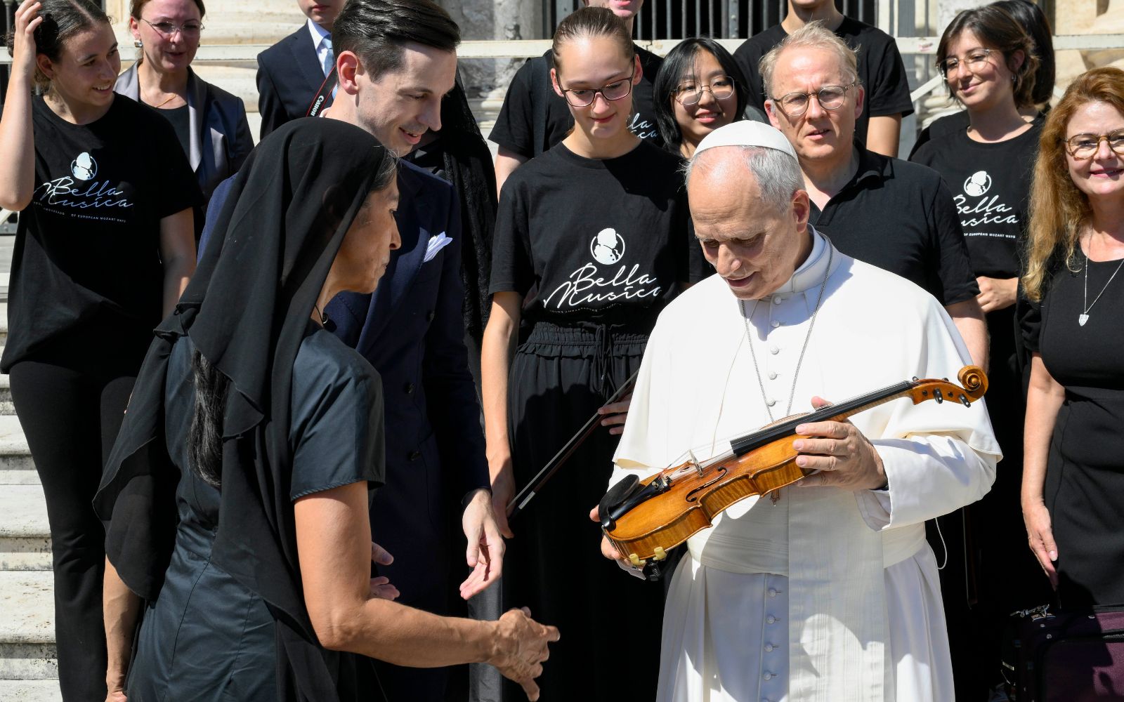 El Pontífice sostiene con cuidado el violín con el que Mozart dio sus primeros acordes musicales cuando era niño. Crédito: Vatican Media.