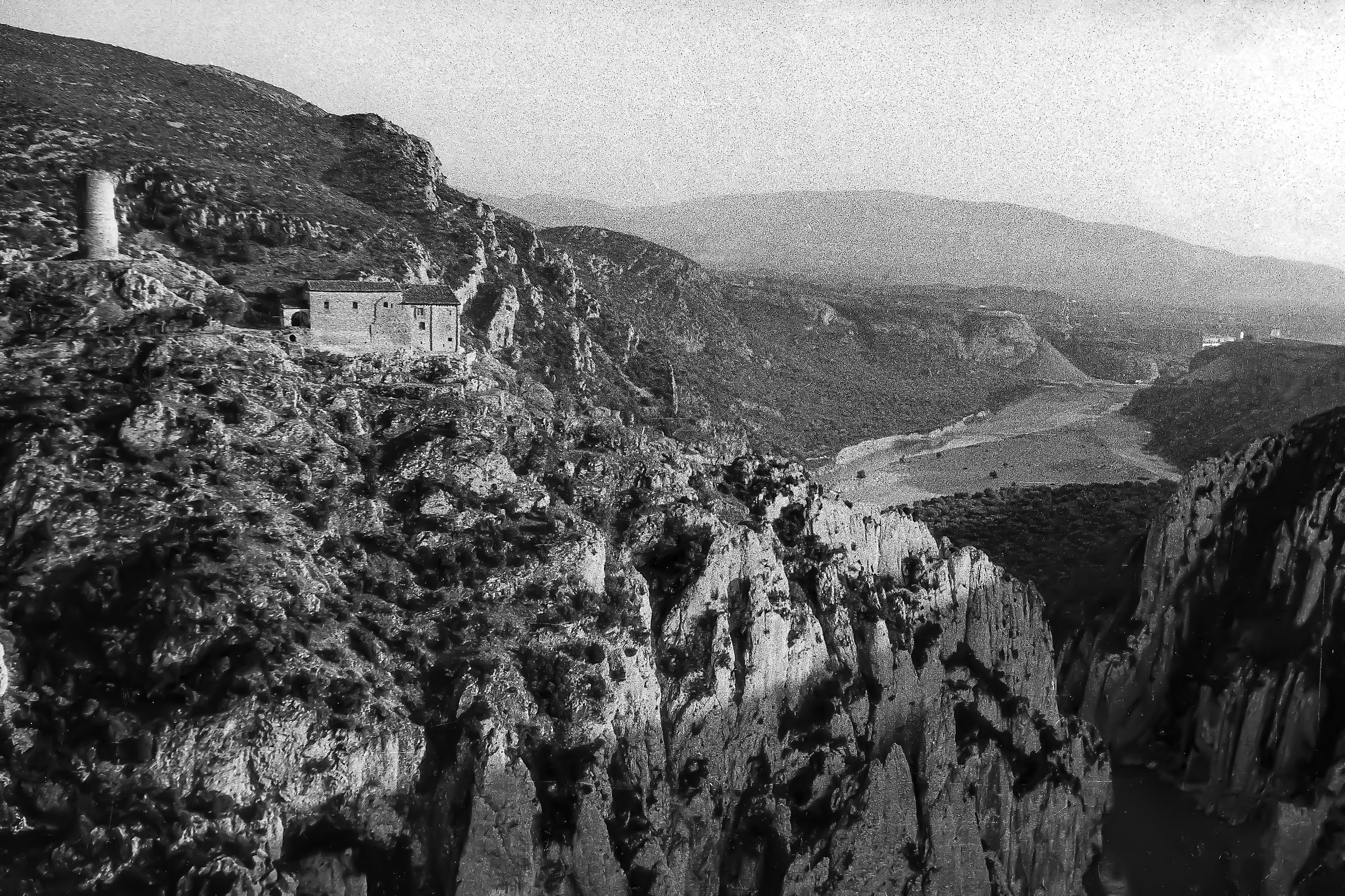 Vista panorámica de la ermita de Nuestra Señora de los Ángeles de Torreciudada mediados del siglo XX |Crédito: Opus Dei.