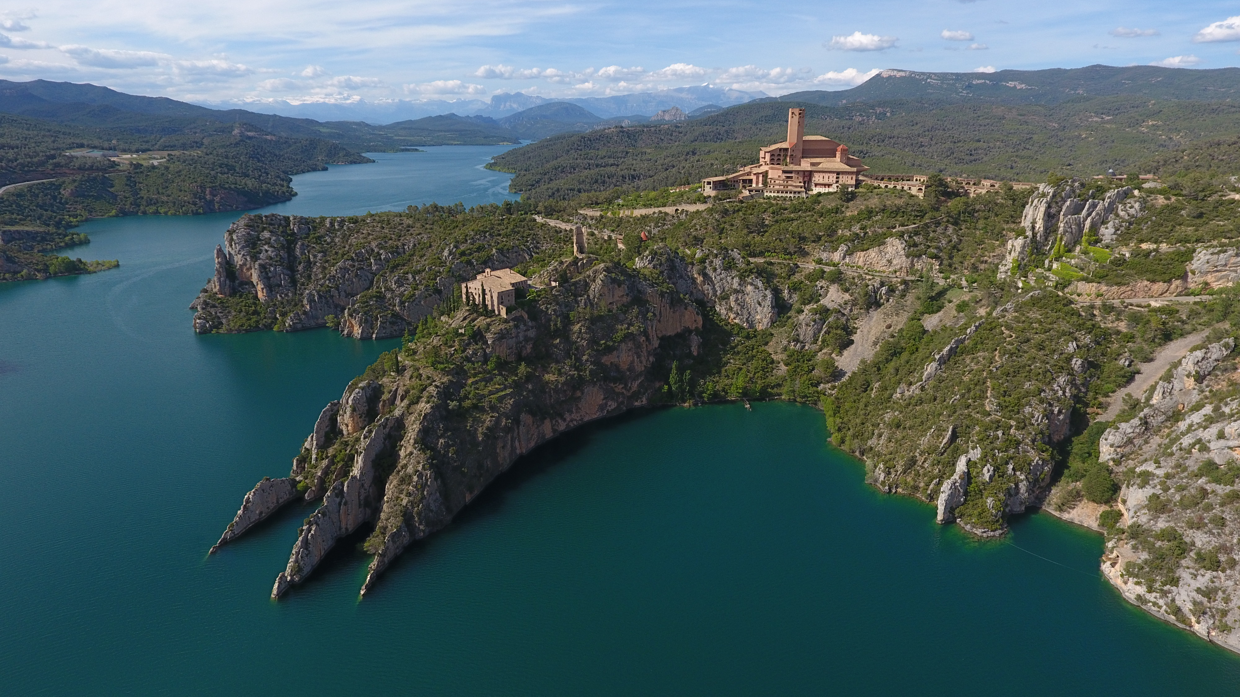 Vista del Santuario de Torreciudad, incluyendo la antigua ermita, el nuevo templo y el resto de dependencias. | Crédito: Opus Dei.