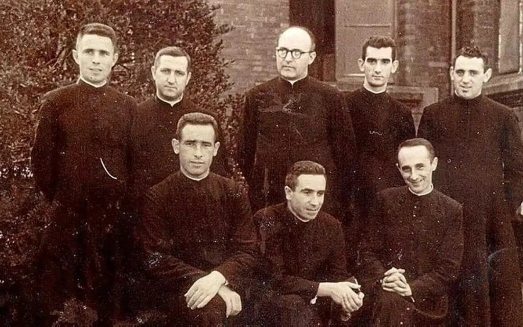 Foto de grupo de los ocho primeros misioneros vascos llegados a Ecuador en 1948. | Crédito: Diócesis de Bilbao.
