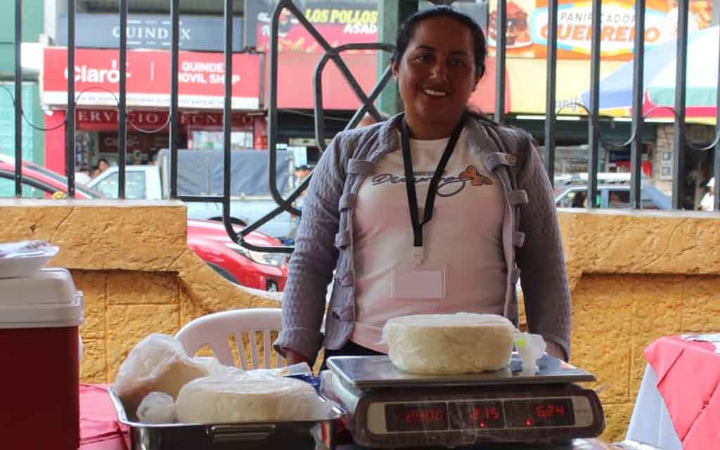 Lorena Alarcón con algunos de los quesos que produce. Crédito: Cáritas Ecuador.