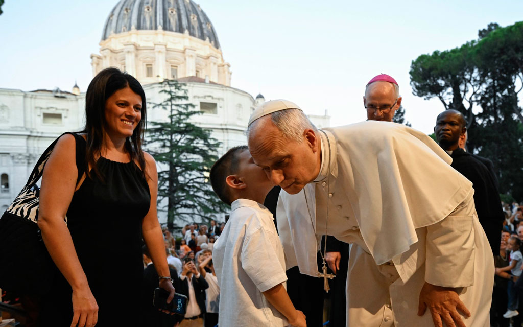 El Papa León XIV saluda a un niño en la Fiesta de las Familias del Vaticano este sábado 5 de septiembre. Crédito: Vatican Media.