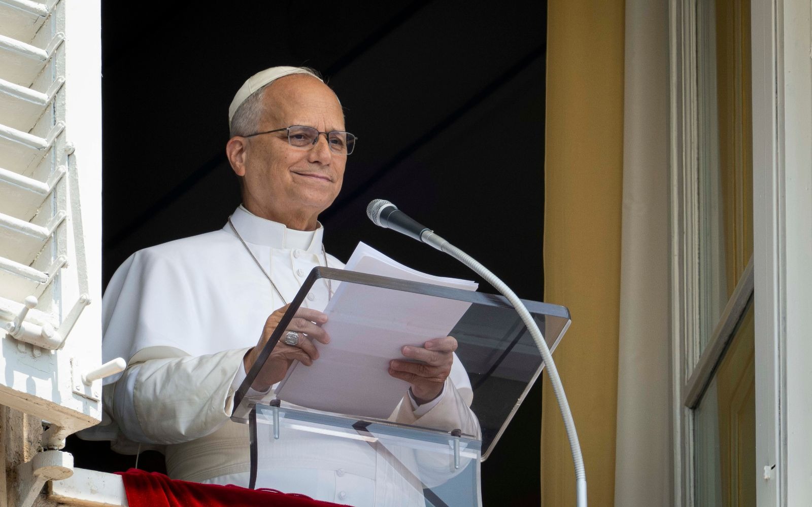 Papa Leão XIV reza a oração do Ângelus da varanda do Palácio Apostólico, no Vaticano. Crédito: Vatican Media. ?? 