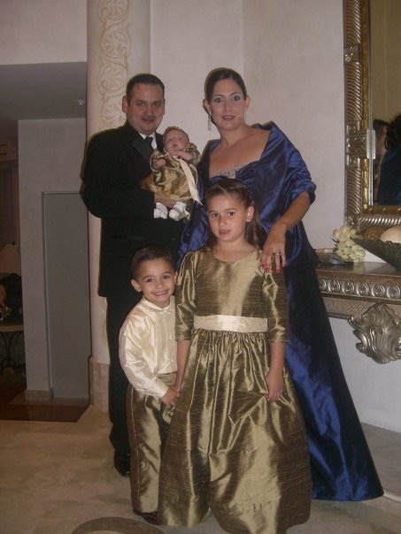 José Ignacio and Claudia with their young children. Credit: Courtesy.