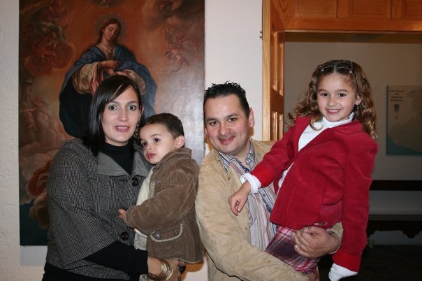 José Ignacio y Claudia juntos a sus hijos pequeños. Crédito: Cortesía.