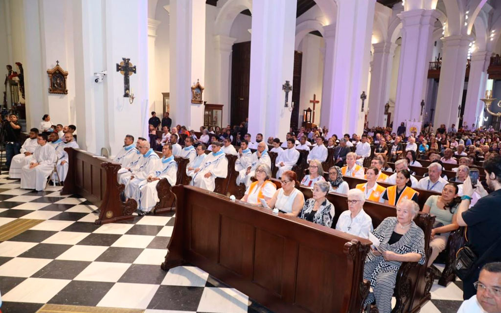 Los fieles en la Misa de hoy por Santa María la Antigua en la Catedral de Panamá. Crédito: Arquidiócesis de Panamá.