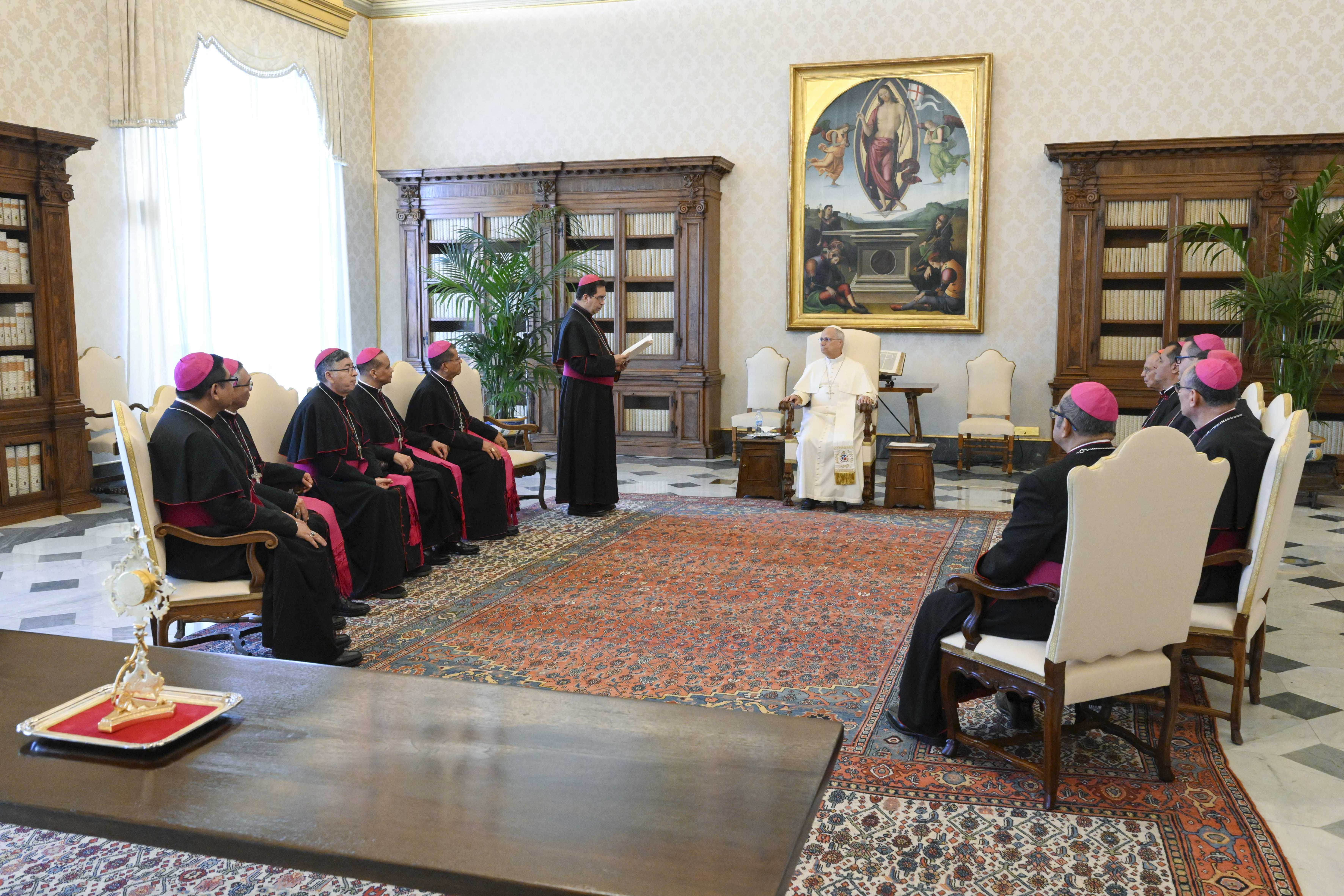 Mons. José Luis Escobar, Arzobispo de San Salvador, tomando la palabra en la audiencia de los obispos salvadoreños con el Papa León XIV este 11 de septiembre de 2026. Crédito: Vatican Media.