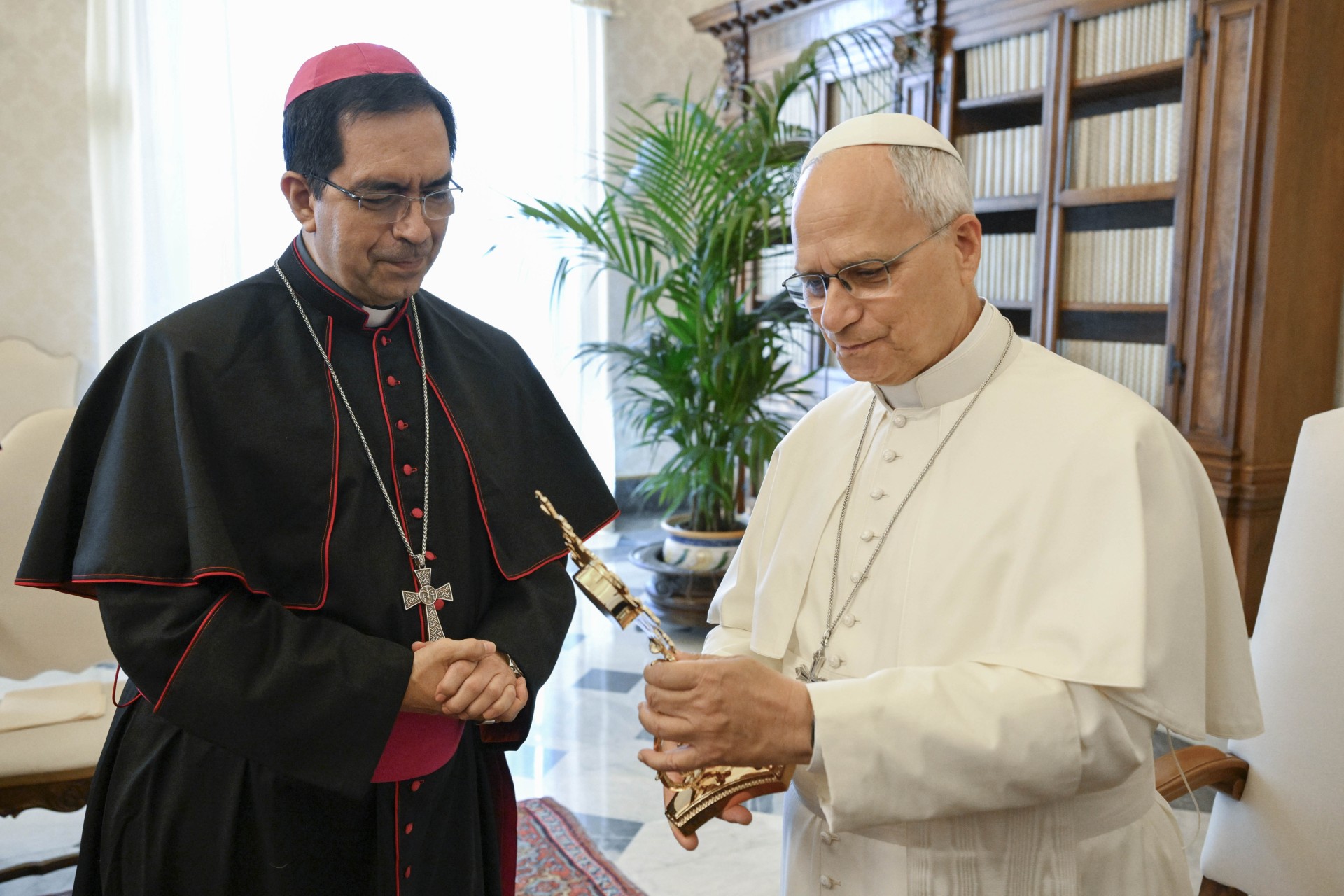 Mons. José Luis Escobar le obsequia al Papa León XIV, a nombre de los obispos salvadoreños, una reliquia de primer grado de San Óscar Romero este 11 de septiembre de 2026. Crédito: Vatican Media.