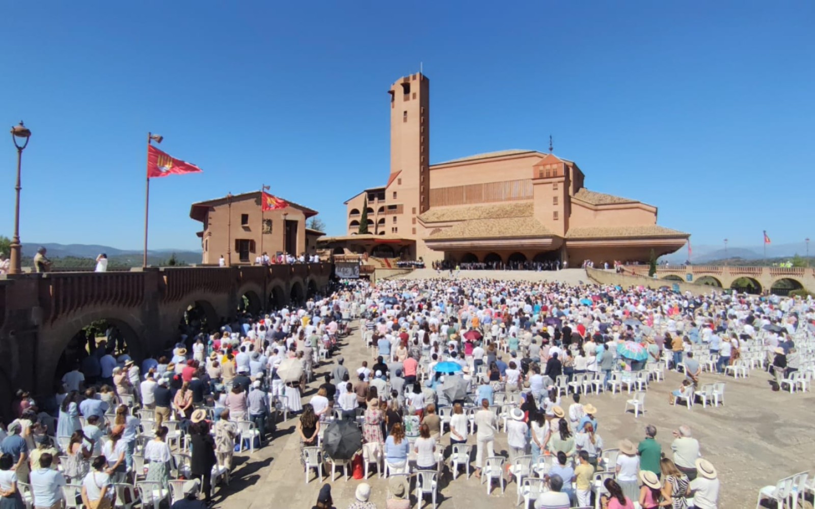 Vista panorámica de la explanada del Santuario de Torreciudad. | Nicolás de Cárdenas / ACI Prensa.