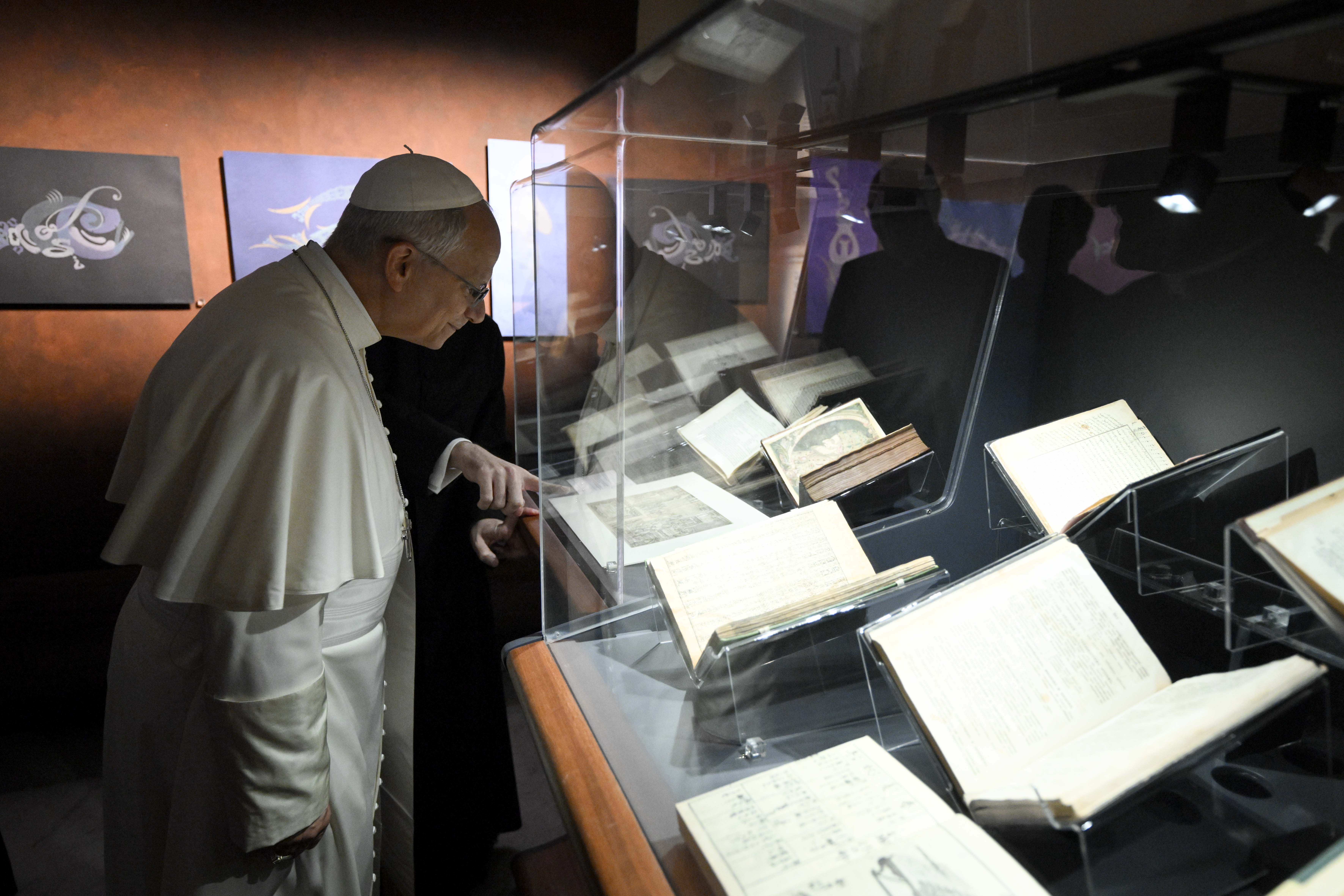 El Papa León XIV contempla algunos ejemplares en su primera visita a la Biblioteca Apostólica desde su elección. | Crédito: Vatican Media.