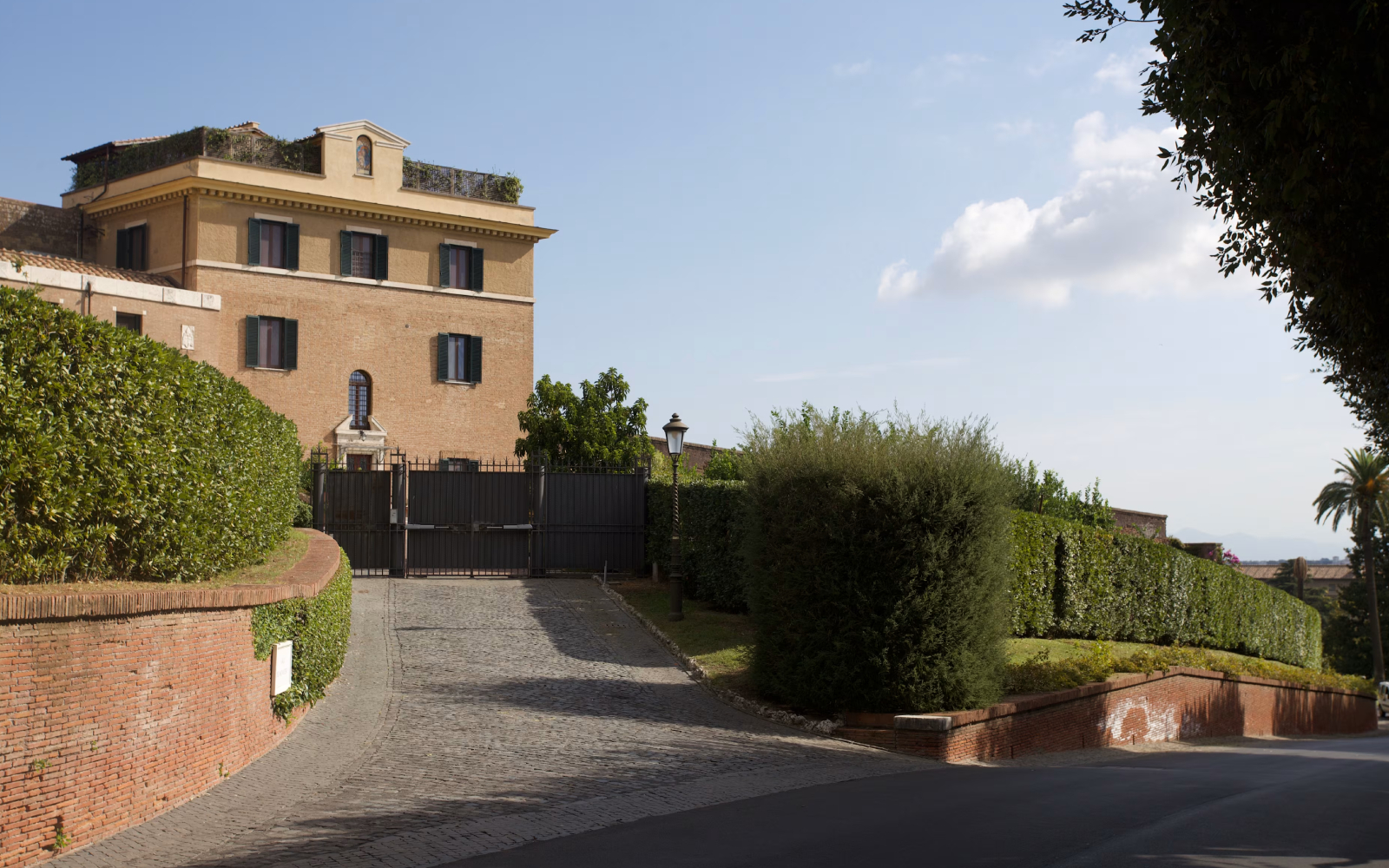 El monasterio Mater Ecclesiae, construido dentro de la Ciudad del Vaticano en la década de 1990 para albergar a las monjas que apoyan el ministerio del Papa a través de la oración, cuenta con un huerto y un jardín frutal contiguos. Crédito: Hannah Brockhaus/EWTN News