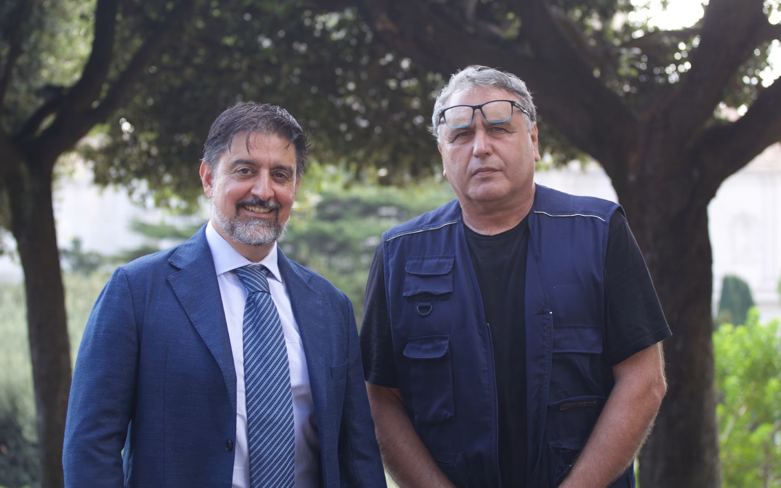 Stefano Giampaolo (izquierda), jefe del Servicio de Jardines y Medio Ambiente de la Ciudad del Vaticano, y el experto jardinero Gilberto Bianchi (derecha), principal cuidador del huerto frutal y hortalizas conocido como «el jardín del Papa», comparten sus conocimientos con EWTN News en los Jardines Vaticanos el 9 de septiembre de 2026. Crédito: Hannah Brockhaus/EWTN News