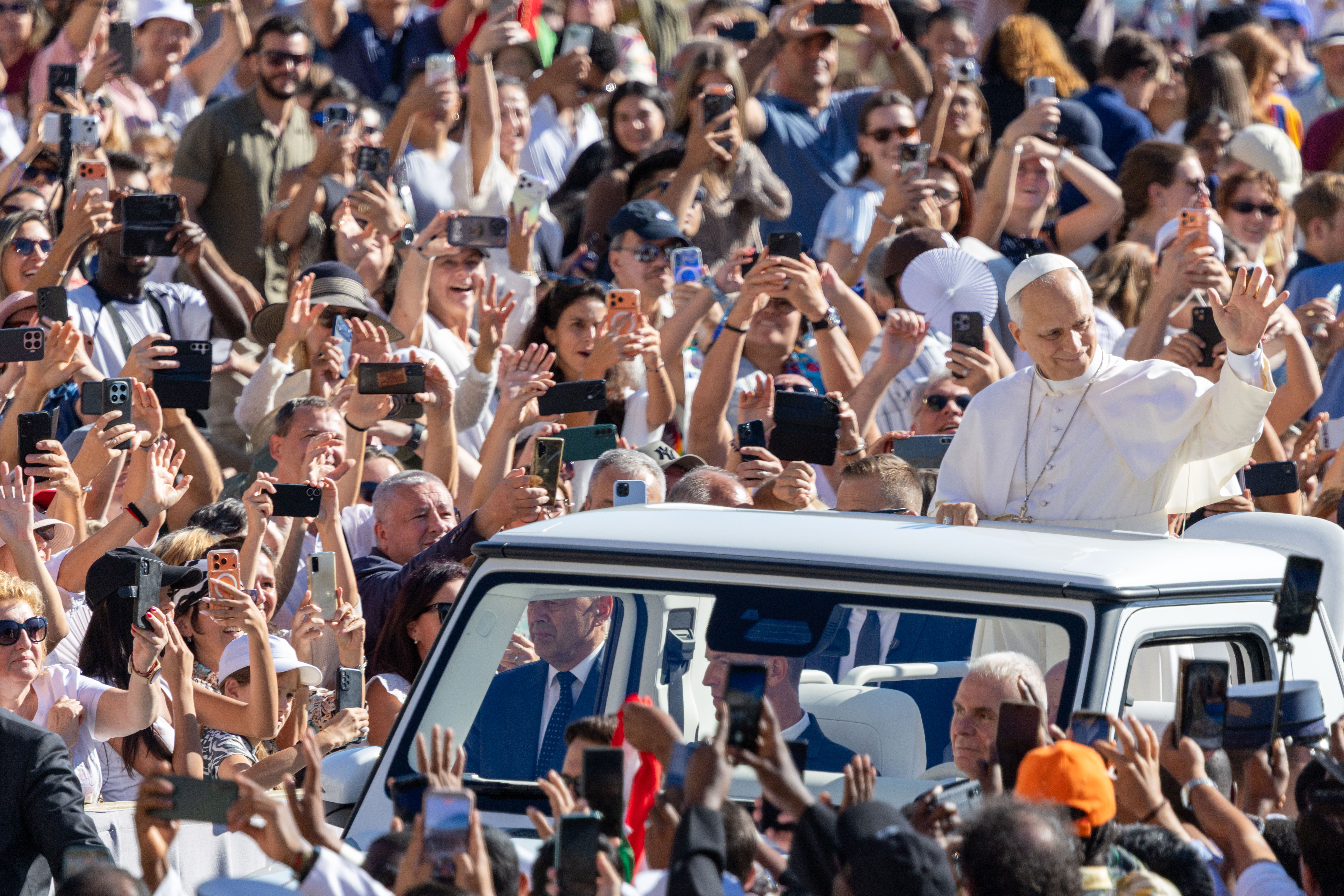 El Papa recorrió en papamóvil la plaza de San Pedro para saludar y bendecir a los peregrinos presentes. Crédito: Daniel Ibañez/ EWTN