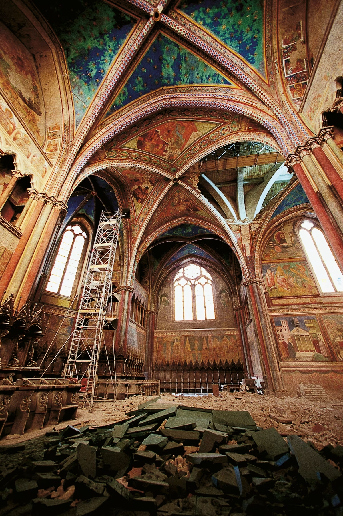 Los daños sufridos en el interior de la Basílica de San Francisco tras el terremoto de 1997. Crédito: Ghigo Roli