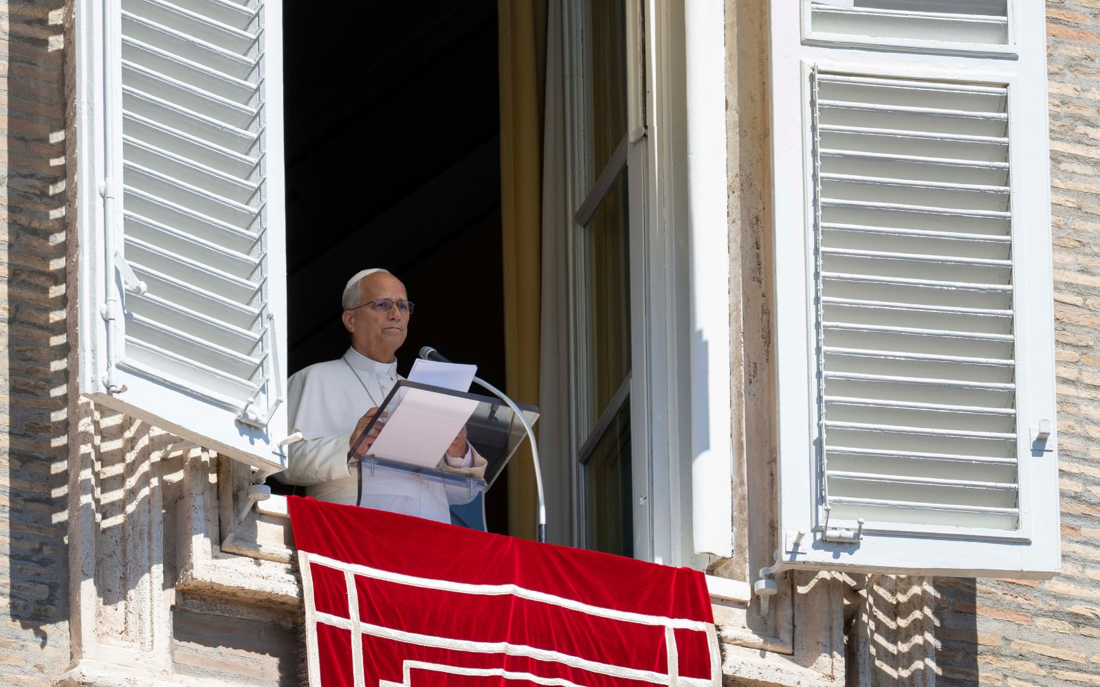 El Papa reza el ángelus asomado al balcón del Palacio Apostólico del Vaticano. Crédito: Vatican Media.