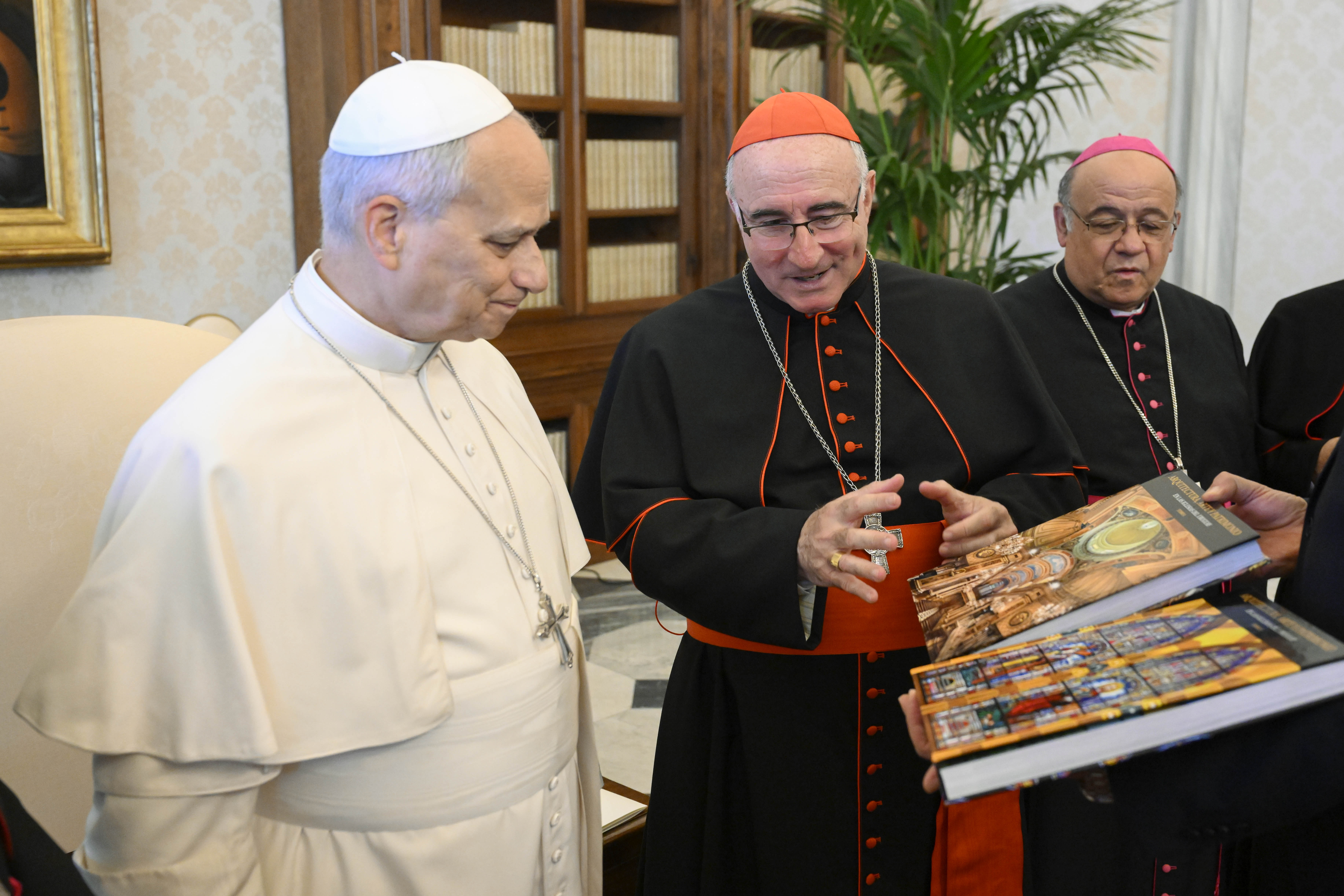 Los obispos entregaron al Papa un libro que recorre ochenta templos católicos del país, con imágenes de Julio Testoni e historias recopiladas por Miguel Ángel Álvarez Montero, bajo el título "Arquitectura, arte y patrimonio en las iglesias del Uruguay". Crédito: Vatican Media.