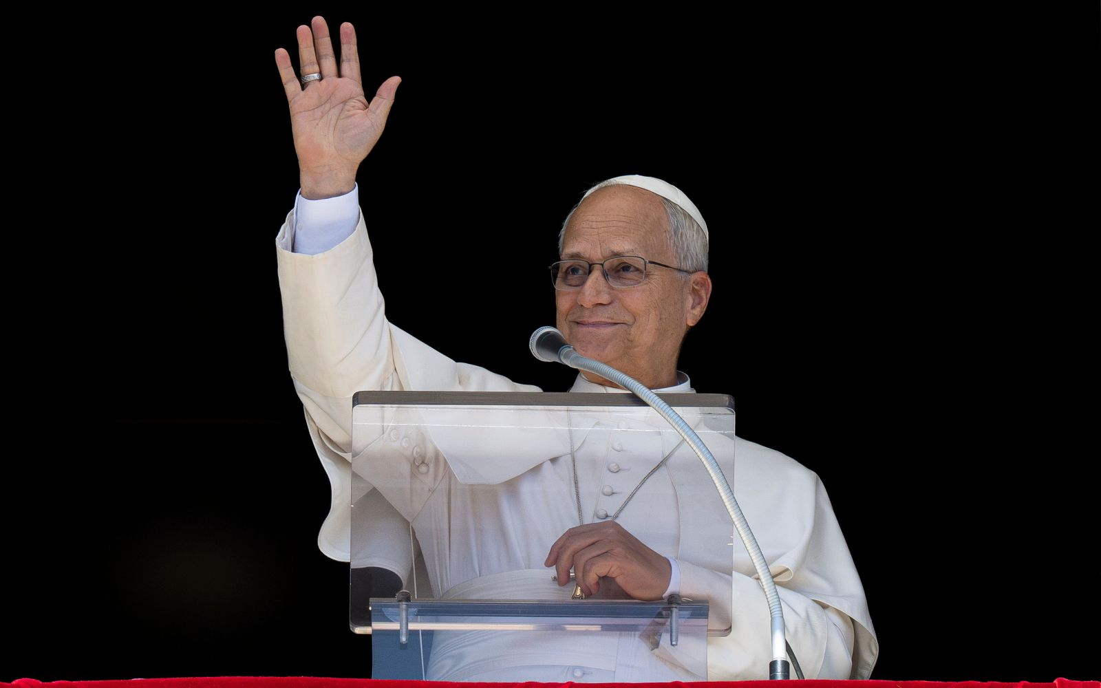O papa saúda peregrinos reunidos na Praça de São Pedro, no Vaticano. Crédito: Vatican Media. ?? 