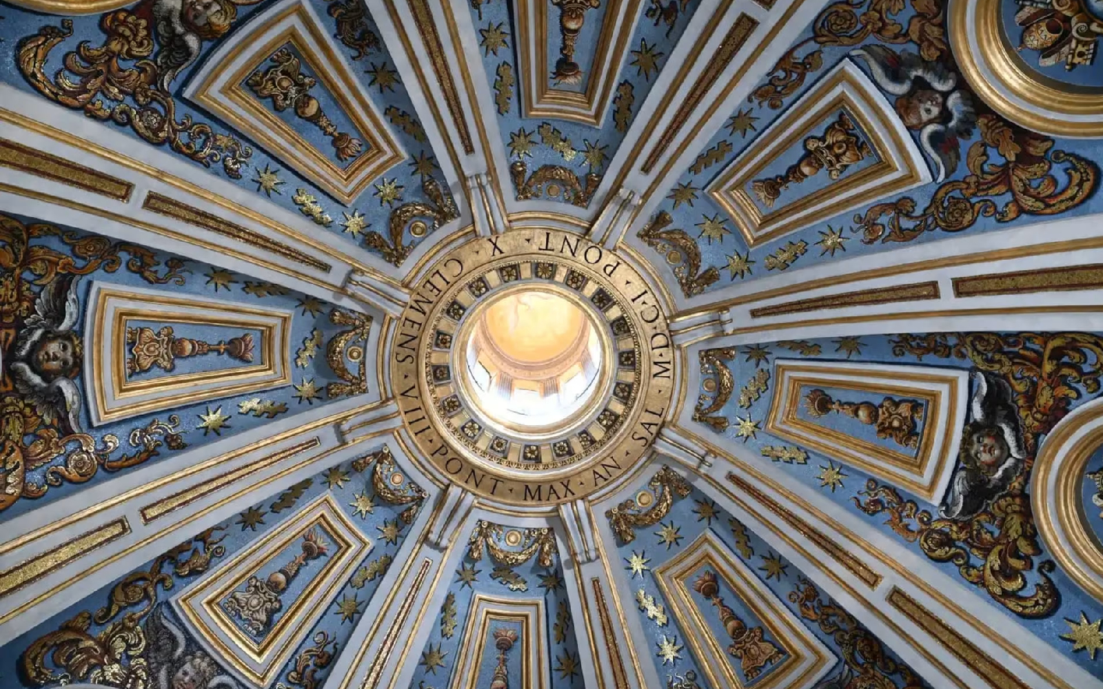 El orificio circular contiene el nombre del Papa Clemente VIII, quien encargó la Capilla Clementina en el piso superior de la Basílica de San Pedro. La restauración de los mosaicos de la cúpula se completó en septiembre de 2026. Crédito: Fabbrica di San Pietro
