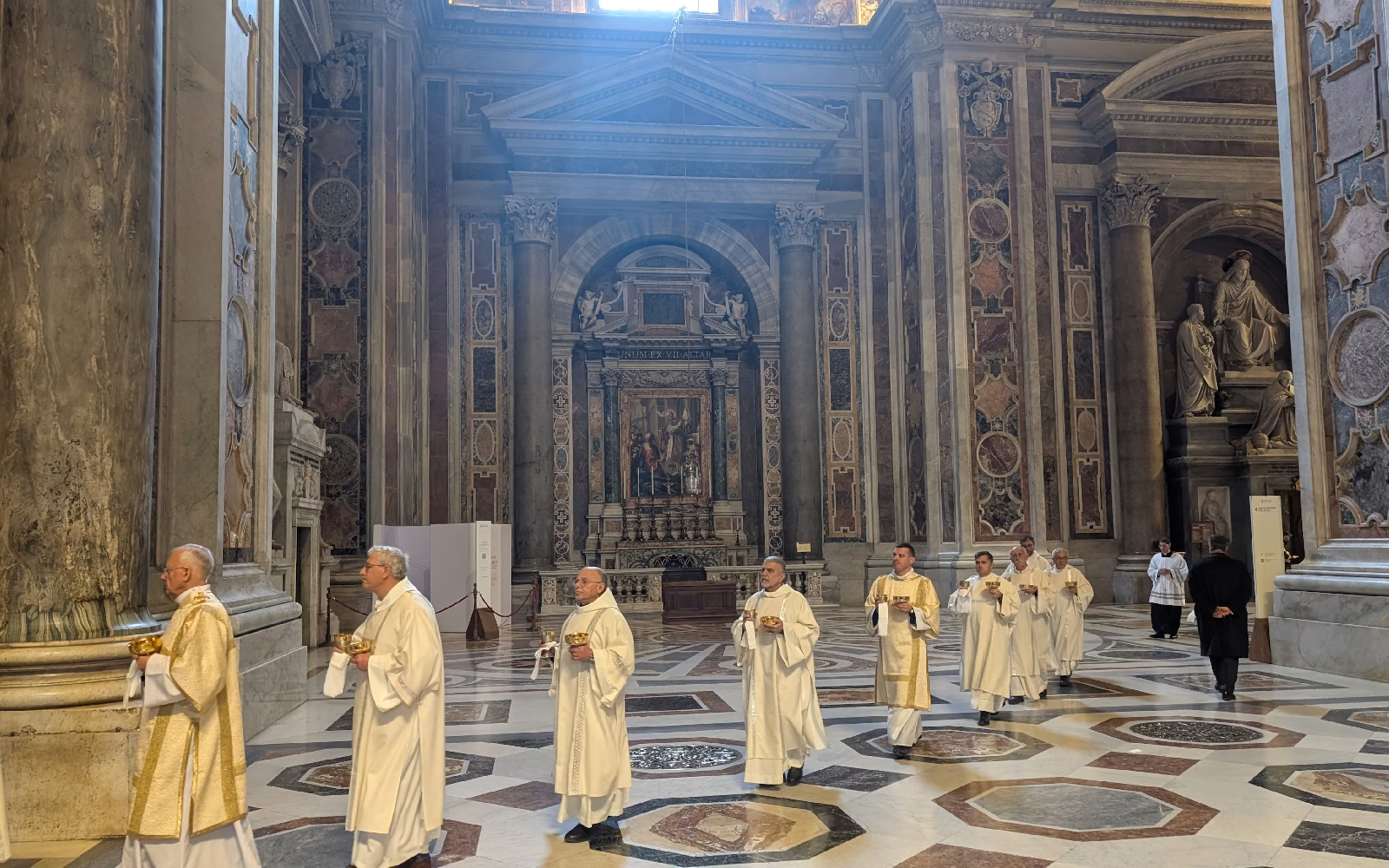 Diáconos desfilan por la Capilla Clementina de la Basílica de San Pedro durante la Misa Crismal con el Papa León XIV el 2 de abril de 2026. Crédito: Ishmael Adibuah/EWTN News