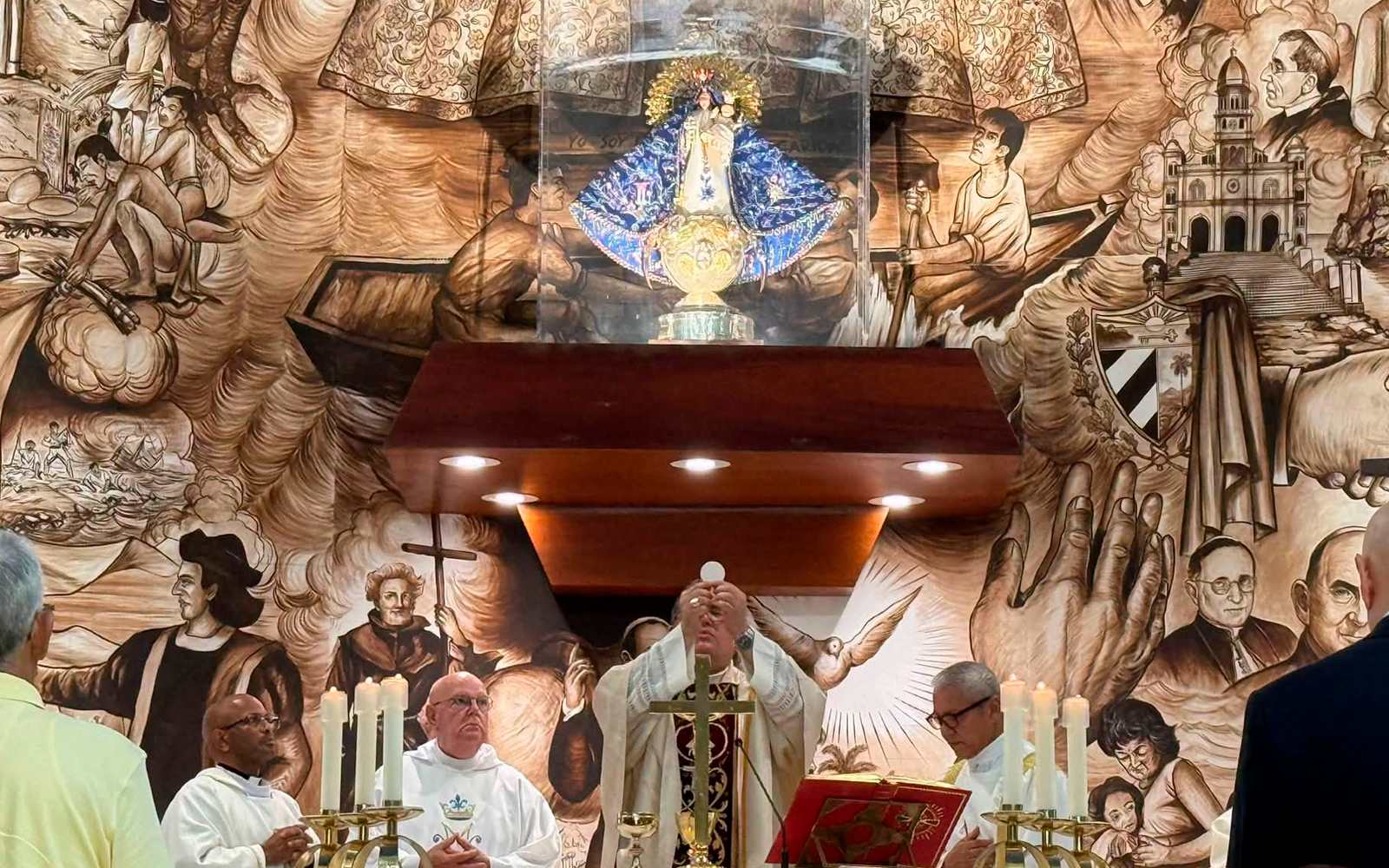 La imagen de la Virgen de la Caridad del Cobre acompaña la consagración del Cuerpo y la Sangre de Cristo durante la Misa del 19 de septiembre de 2026. | Crédito: Mons. Manuel de Jesús Rodríguez.