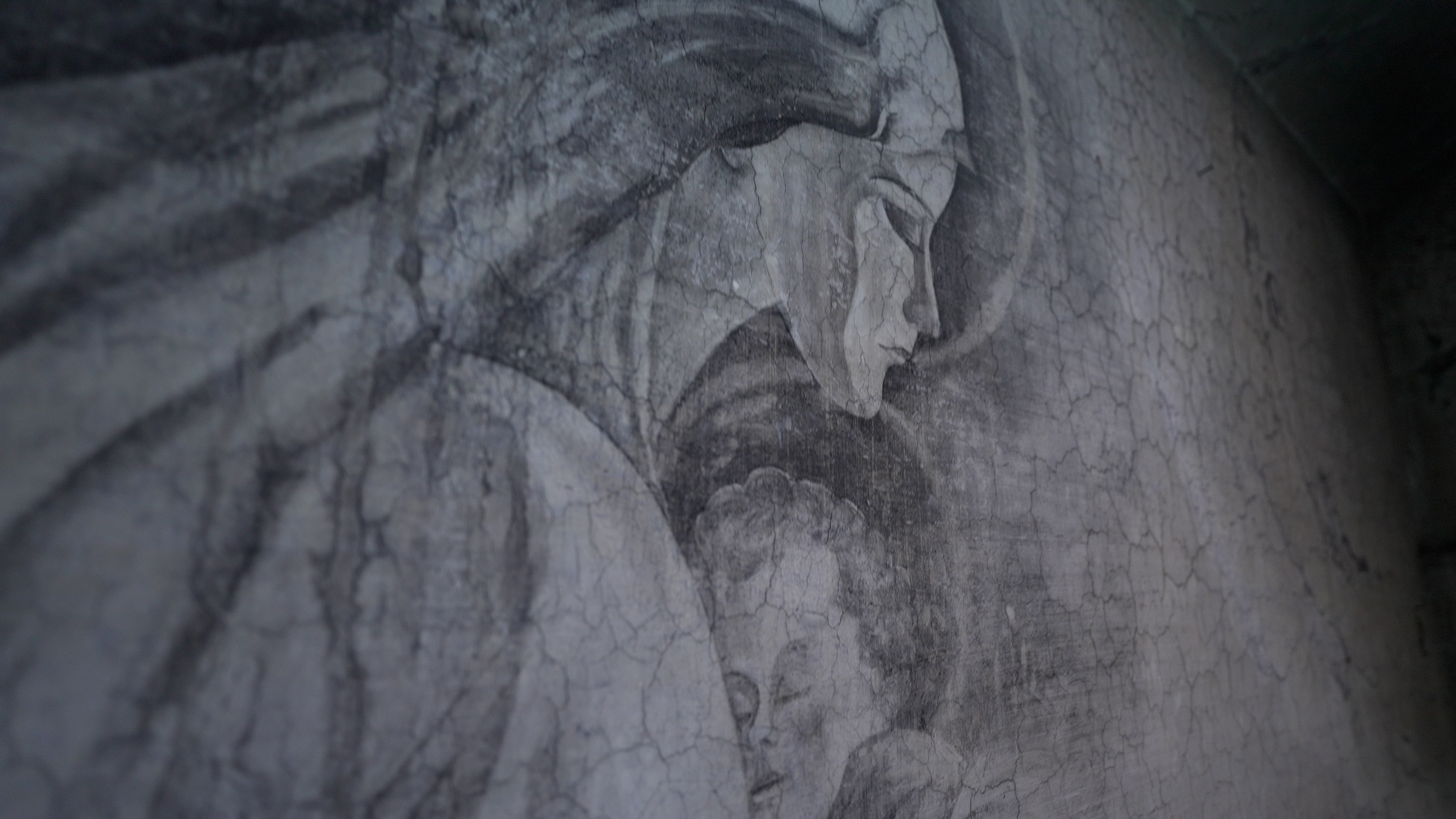 En las paredes del escondite aún se conservan los dibujos realizados por los propios refugiados durante los meses que pasaron confinados en el lugar hasta la liberación de Roma. Esta Virgen con el Niño es un ejemplo de ellos. Crédito: EWTN Noticias.