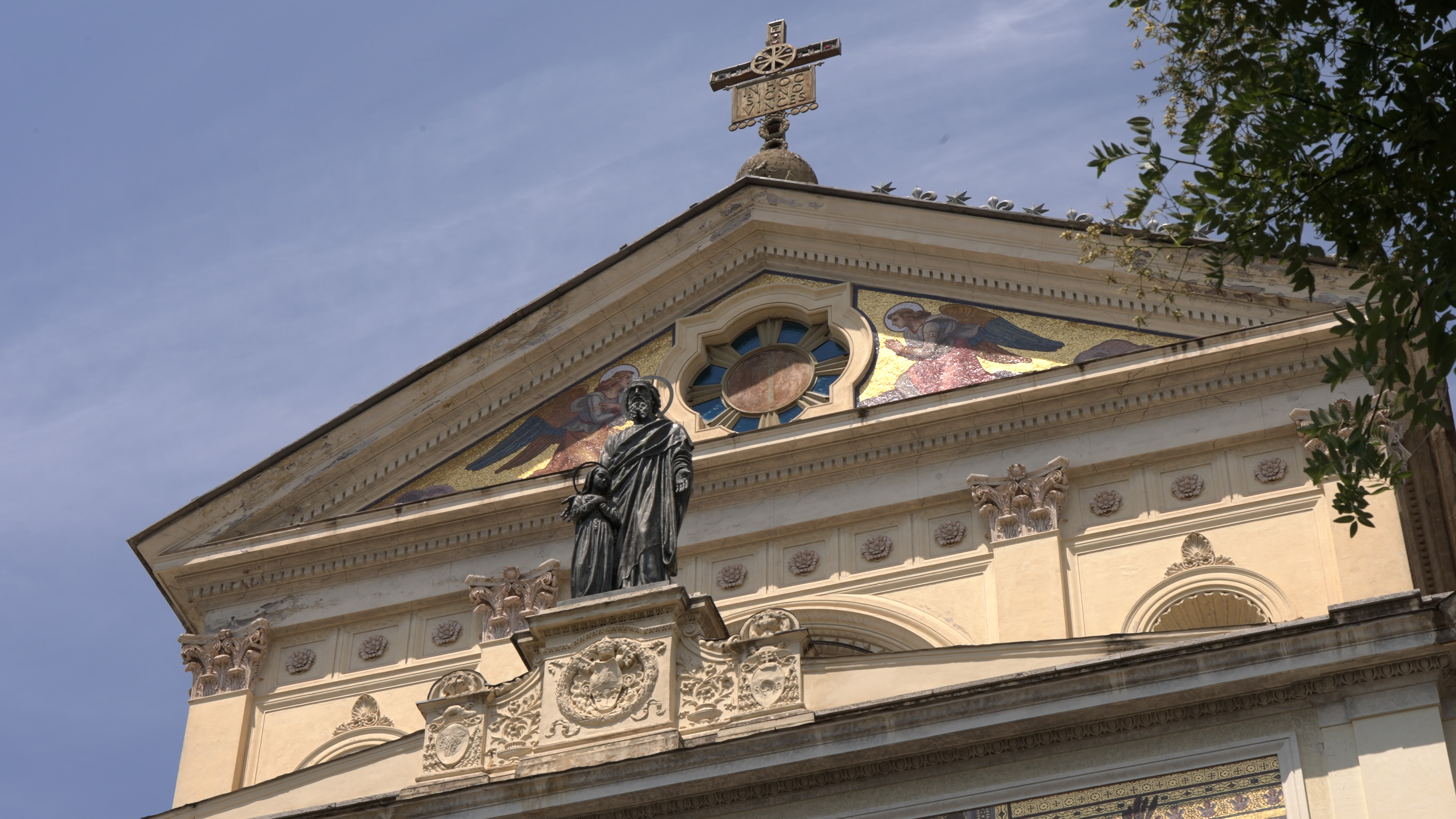 Desde fuera nadie podía pensar que esta cúpula escondía a más de 30 personas. Crédito: EWTN Noticias.