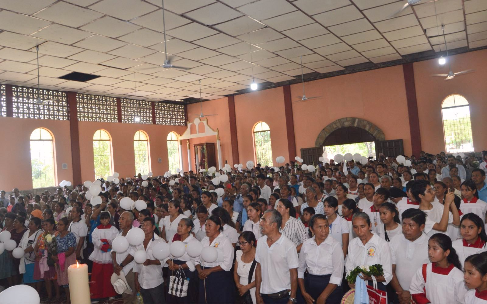 Fieles participan en la Misa celebrada el 20 de septiembre en Santa Cruz, Huejutla, en memoria del P. Román de la Cruz Hernández. Crédito: P. Domingo Porfirio Cruz / Diócesis de Huejutla.