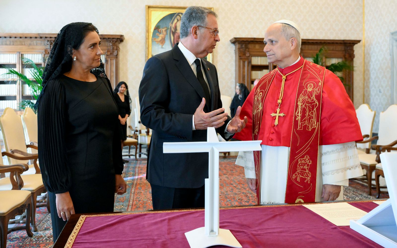 Seguro entregó al Papa una escultura en porcelana de Cristo crucificado realizada por la firma Vista Alegre y diseñada por el arquitecto portugués Álvaro Siza Vieira. Crédito: Vatican Media.