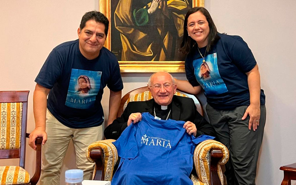 Erick Cotrina Pazos y su esposa Miluska junto a Mons. Aldo Cavalli cuando vio "El Último llamado de María".