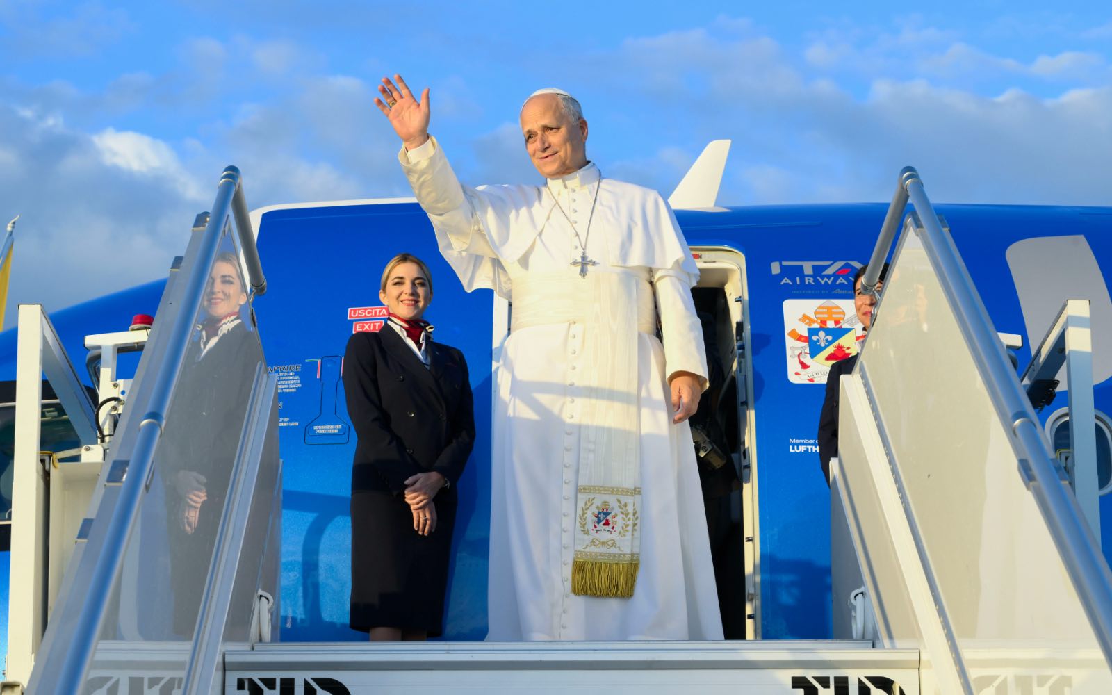El Papa León XIV se despide y da su bendición al abordar el vuelo que lo lleva a París (Francia), la mañana del 25 de septiembre de 2026. Crédito: Vatican Media.
