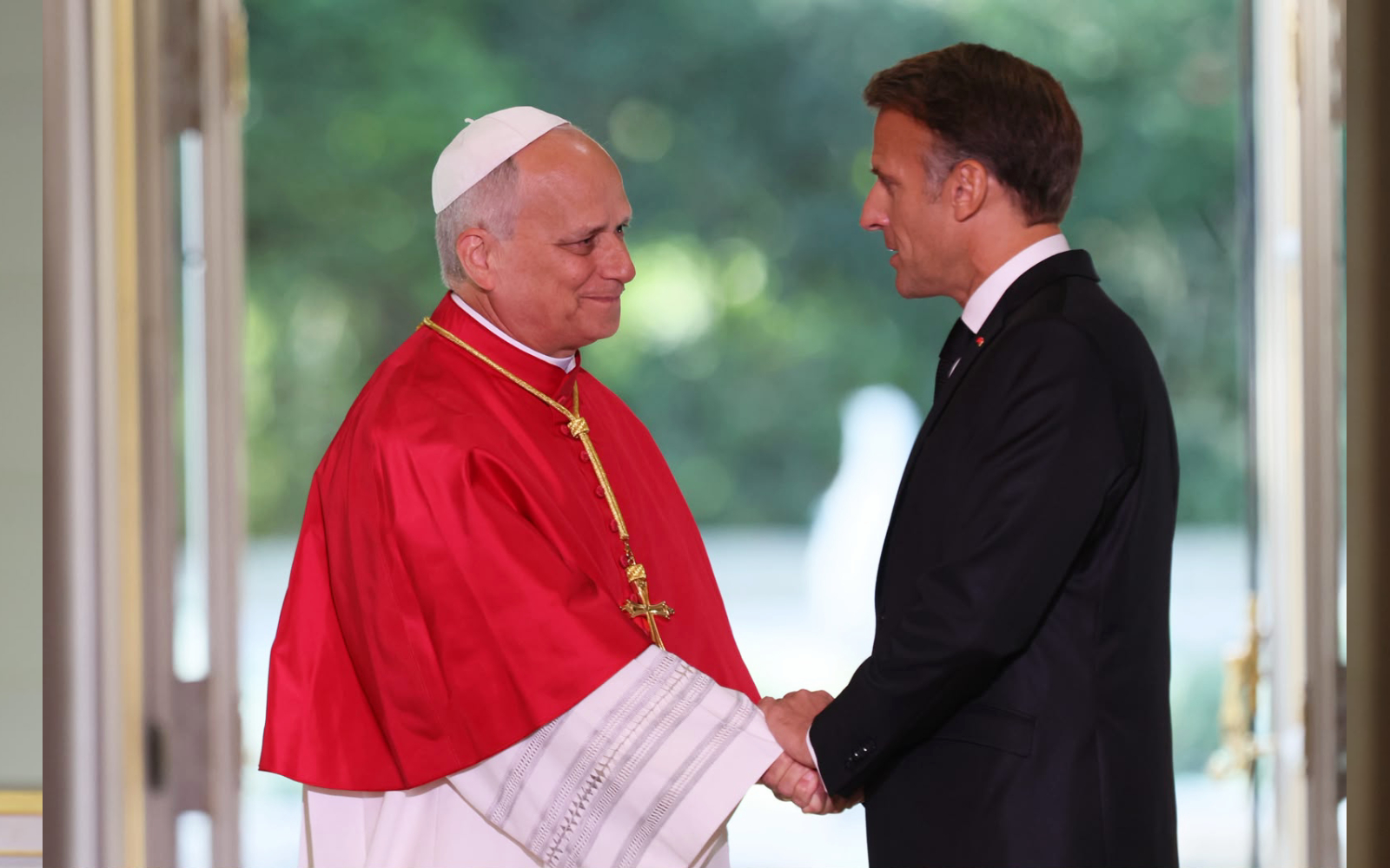 El Papa saluda al presidente Emmanuel Macron el 25 de septiembre de 2026, en el Palacio Elíseo. Crédito: Daniel Ibáñez/EWTN News