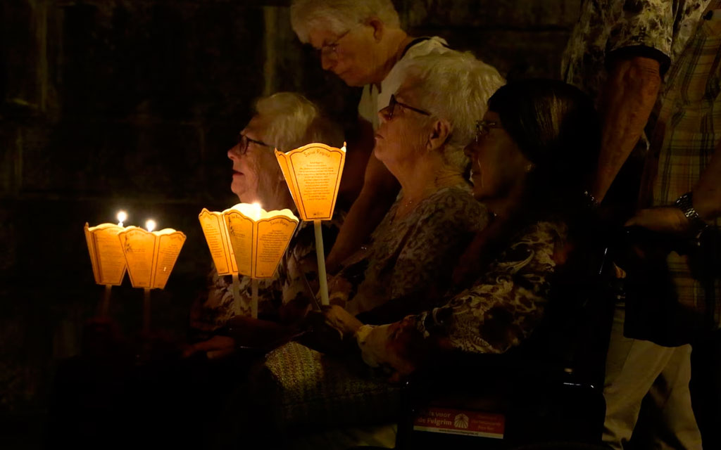 Peregrinos se reúnen para orar antes de la llegada del Papa León XIII a Lourdes, Francia, durante su viaje papal a Francia del 25 al 28 de septiembre de 2026. | Crédito: Elliot Hartley.