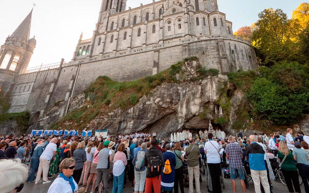 Los peregrinos se congregan al pie de la gruta de Lourdes, donde la Virgen se apareció a Santa Bernadette en 1858, el 25 de septiembre, a la espera de la visita del Papa León XIV, en el marco de su vi...