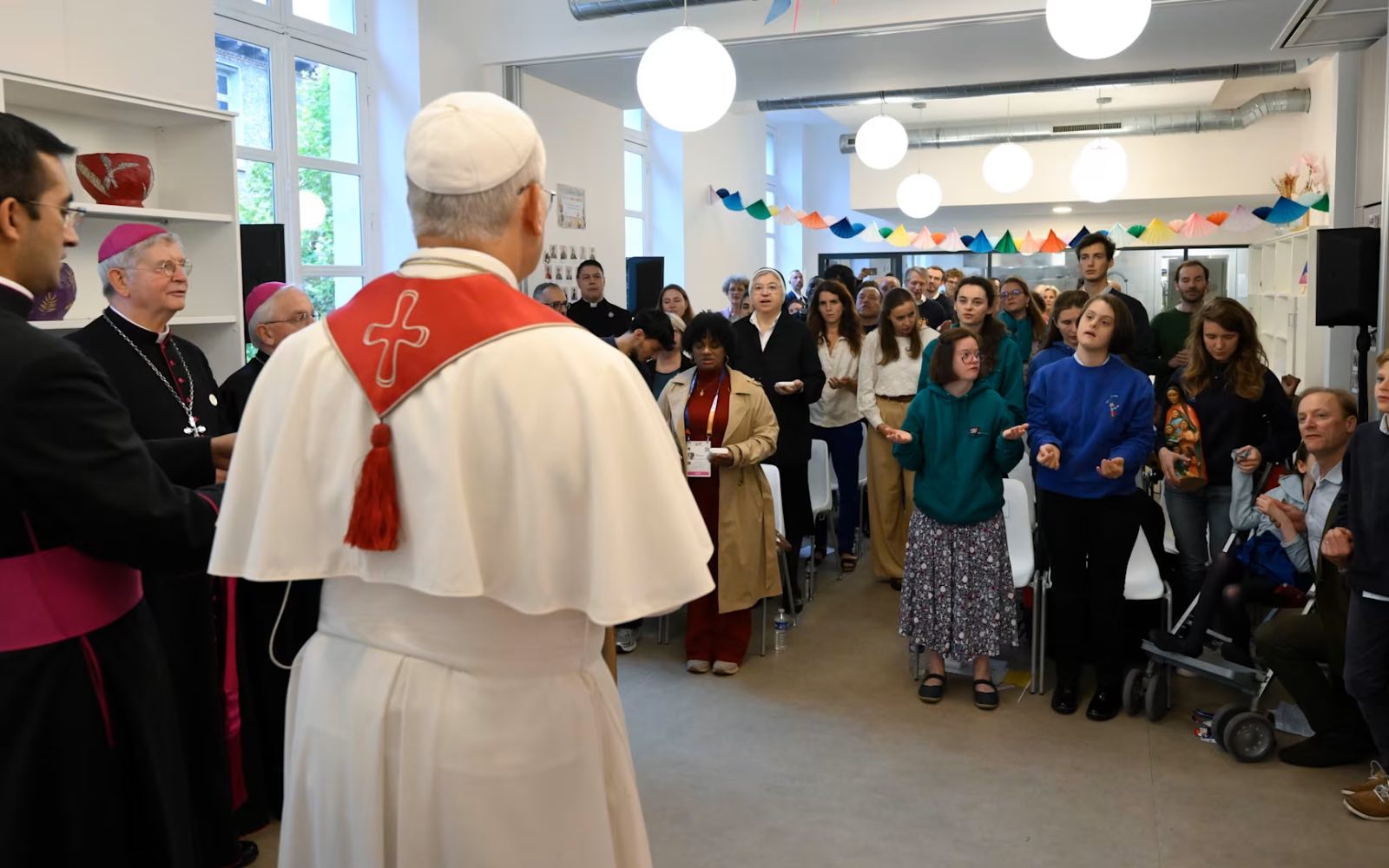 Leão XIV ouve migrantes em Paris: Deus abriu “um novo caminho para mim”