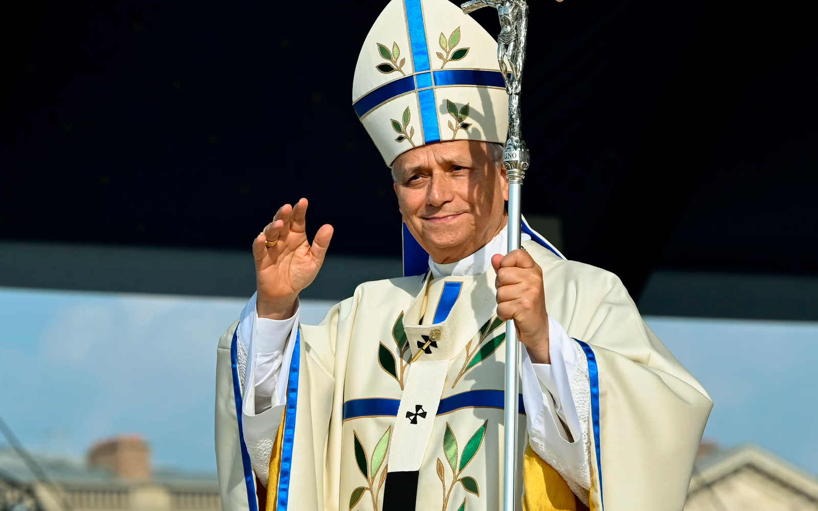 El Papa León XIV saluda a la multitud —estimada en más de 800.000 personas— durante su Misa al aire libre el 26 de septiembre de 2026 en París. | Crédito: Vatican Media.