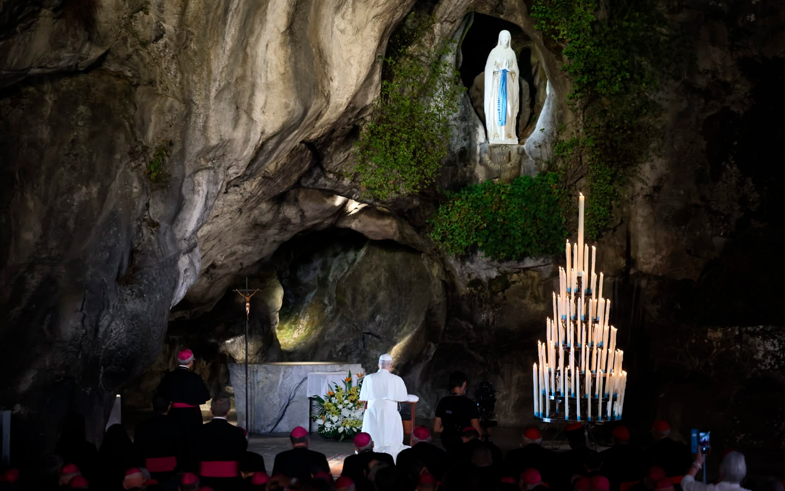 Papa Leone XIV in preghiera alla grotta di Massabielle, a Lourdes.
