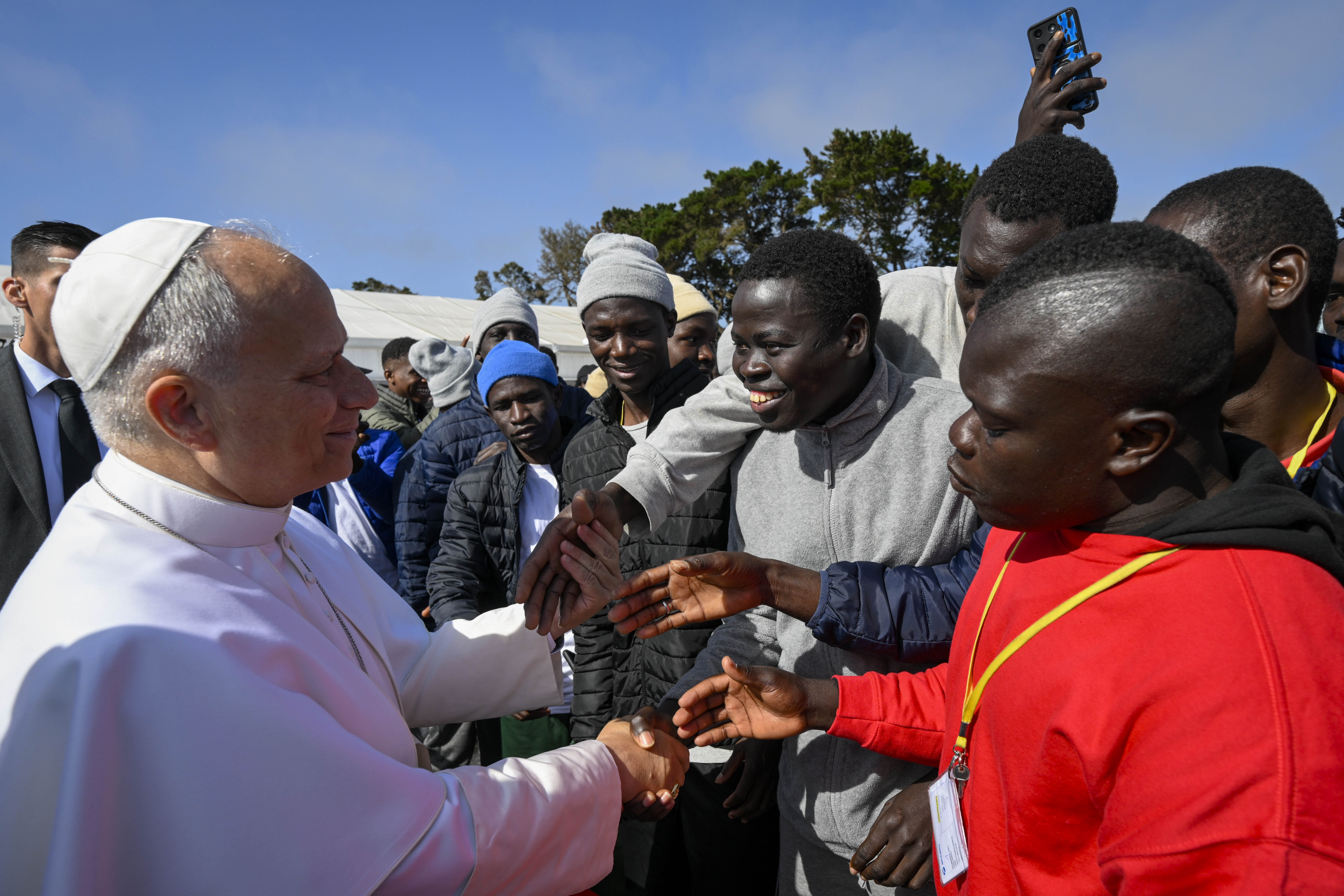 El Papa saluda a un grupo de migrantes subsaharianos atendidos en el Centro Las Raíces en Canarias durante su viaje apostólico a España. Crédito: Vatican Media.