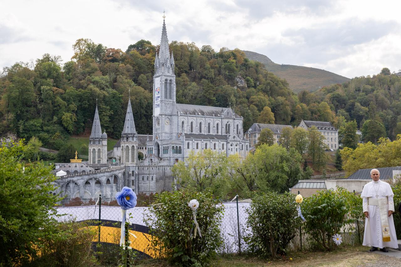 LIVE UPDATES: Pope Leo XIV in France