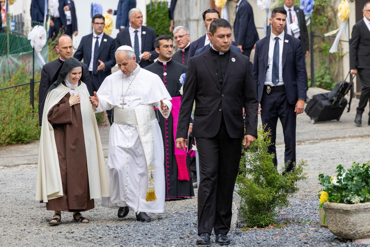 El Papa León XIV camina hacia una reunión en el Monasterio Carmelita de Lourdes el 27 de septiembre de 2026, después de visitar la famosa gruta del Santuario de Nuestra Señora de Lourdes en Francia para un servicio de oración. Crédito: Daniel Ibáñez/EWTN News