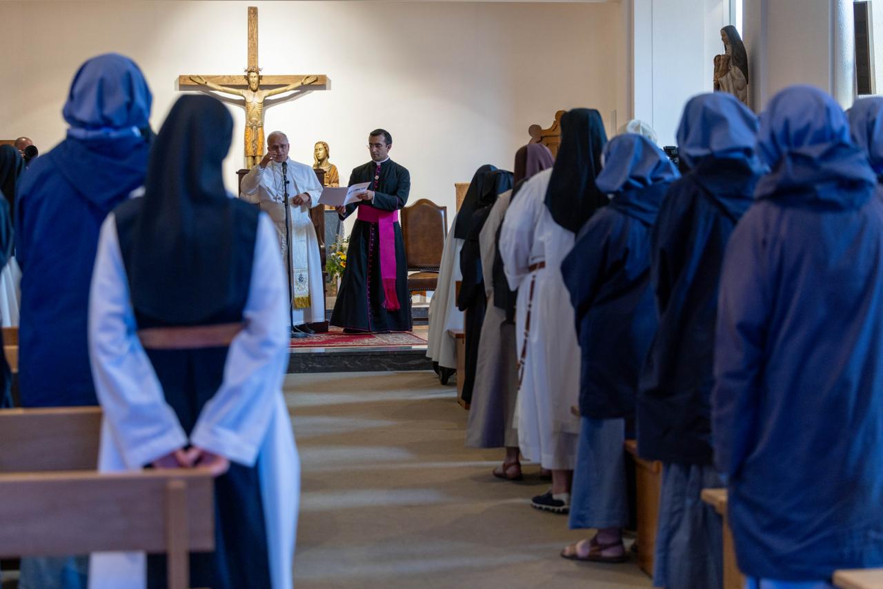 El Papa León XIV saluda a las monjas del Monasterio Carmelita de Lourdes en un encuentro privado el 27 de septiembre de 2026 en Francia. Crédito: Daniel Ibáñez/EWTN News
