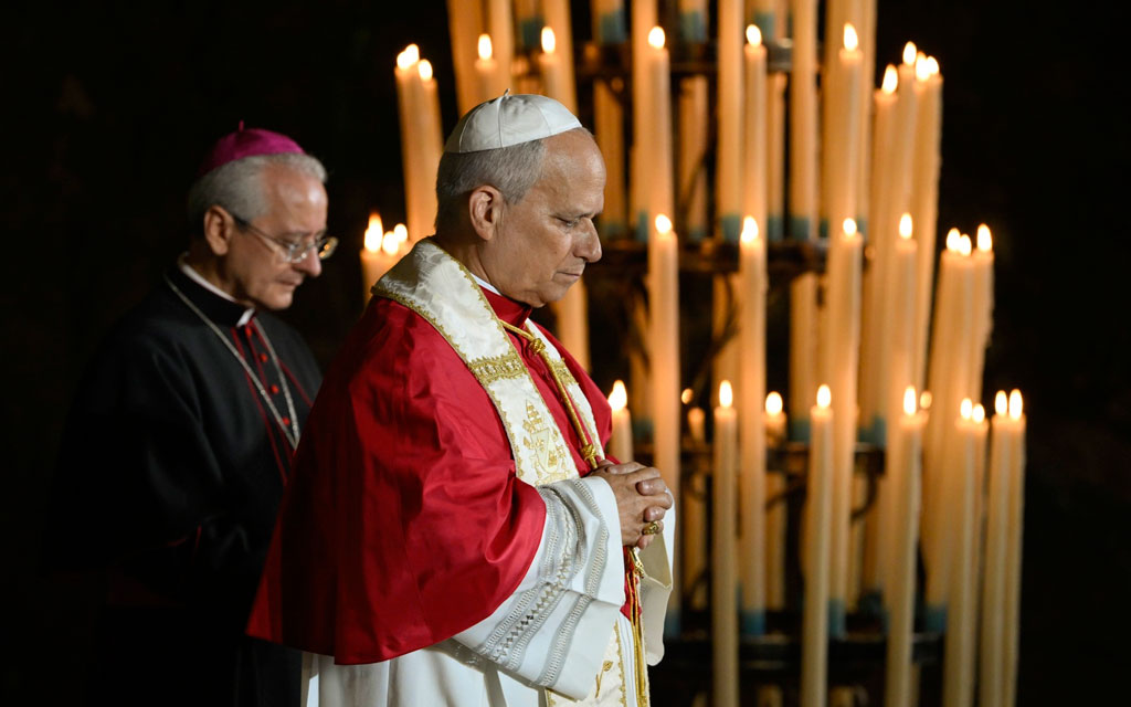 El Papa León XIV en la procesión de antorchas en el Santuario de la Virgen de Lourdes este domingo 27 de septiembre. Crédito: Vatican Media. 