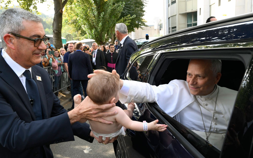 El Papa León XIV bendice un bebé en el marco de su encuentro con enfermos y cuidadores en el Accueil Notre Dame de Lourdes. Crédito: Vatican Media. 
