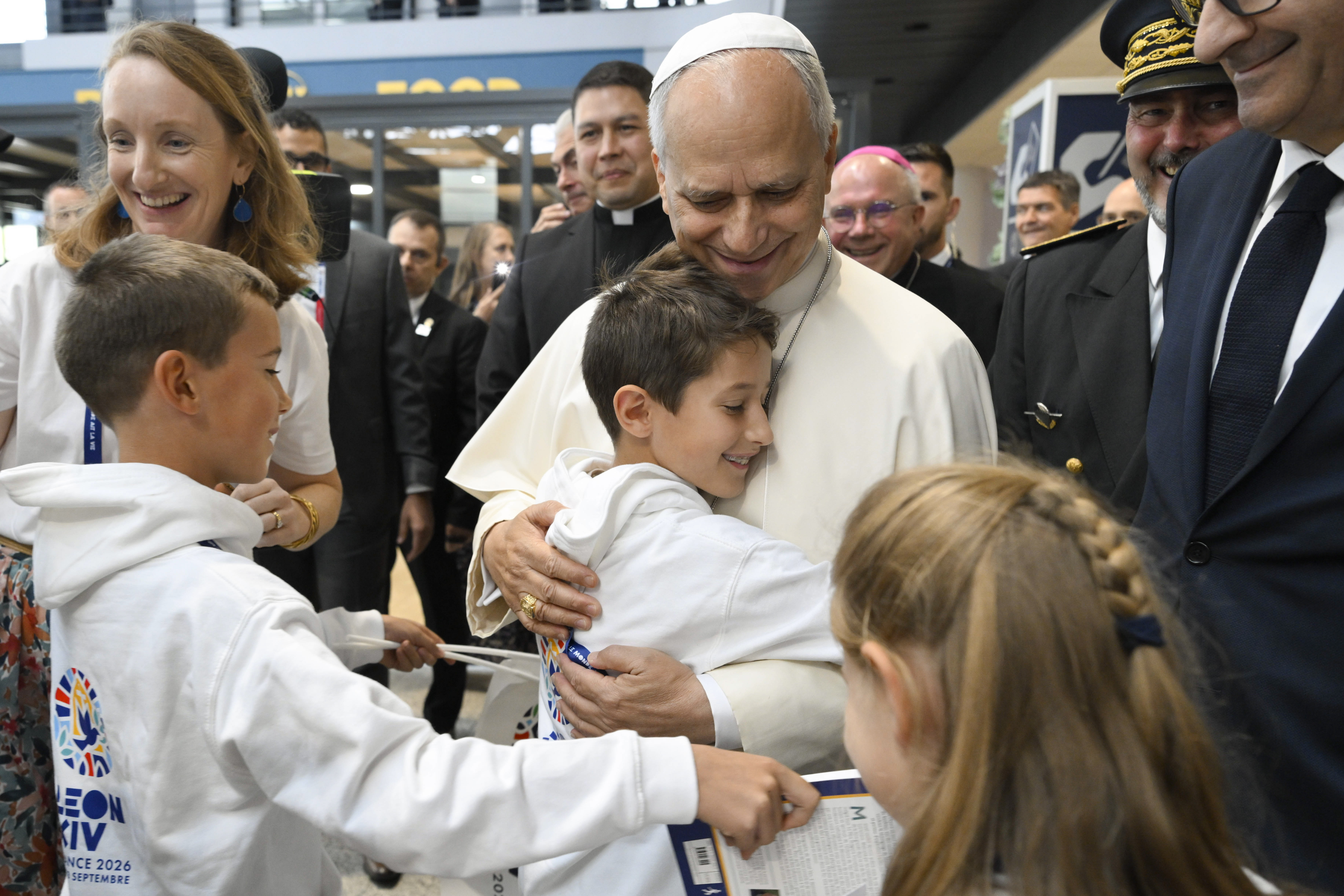 El Papa León XIV abraza a un niño tras aterrizar en Metz, Francia, el 28 de septiembre de 2026. Crédito: Vatican Media