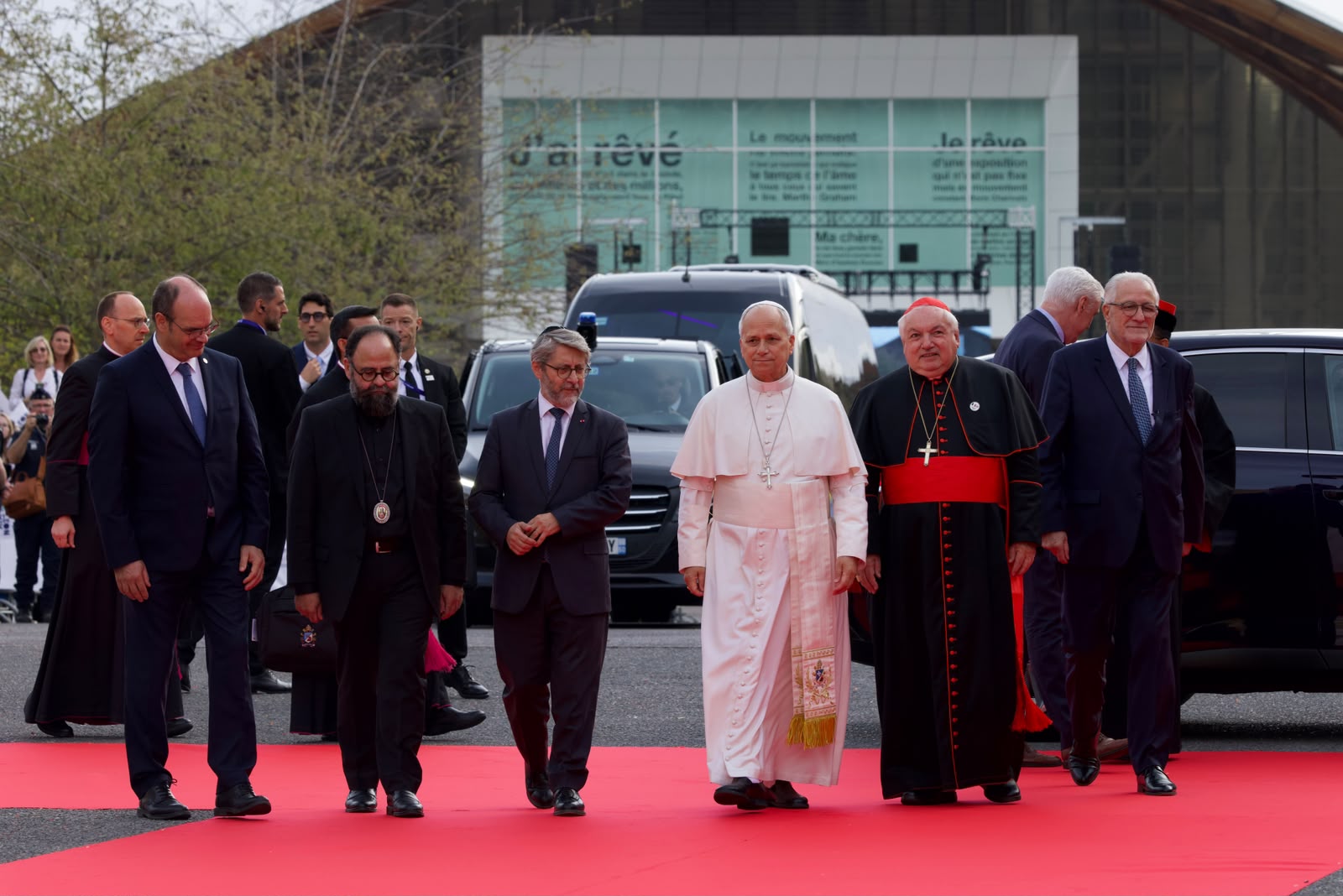 El Papa León XIV camina junto a distintos líderes religiosos en el Centro de Conferencias Robert Schuman, en donde se realizó un encuentro interreligioso. Crédito: Daniel Ibáñez / EWTN News